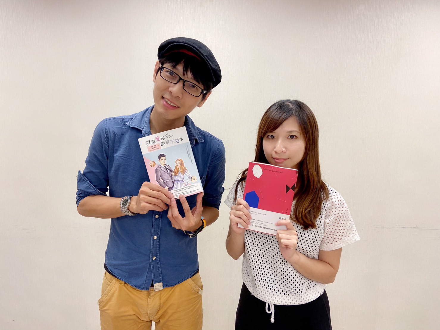 主持人海苔熊與鏡文學作家阿亞梅合影。（鏡文學提供 ）