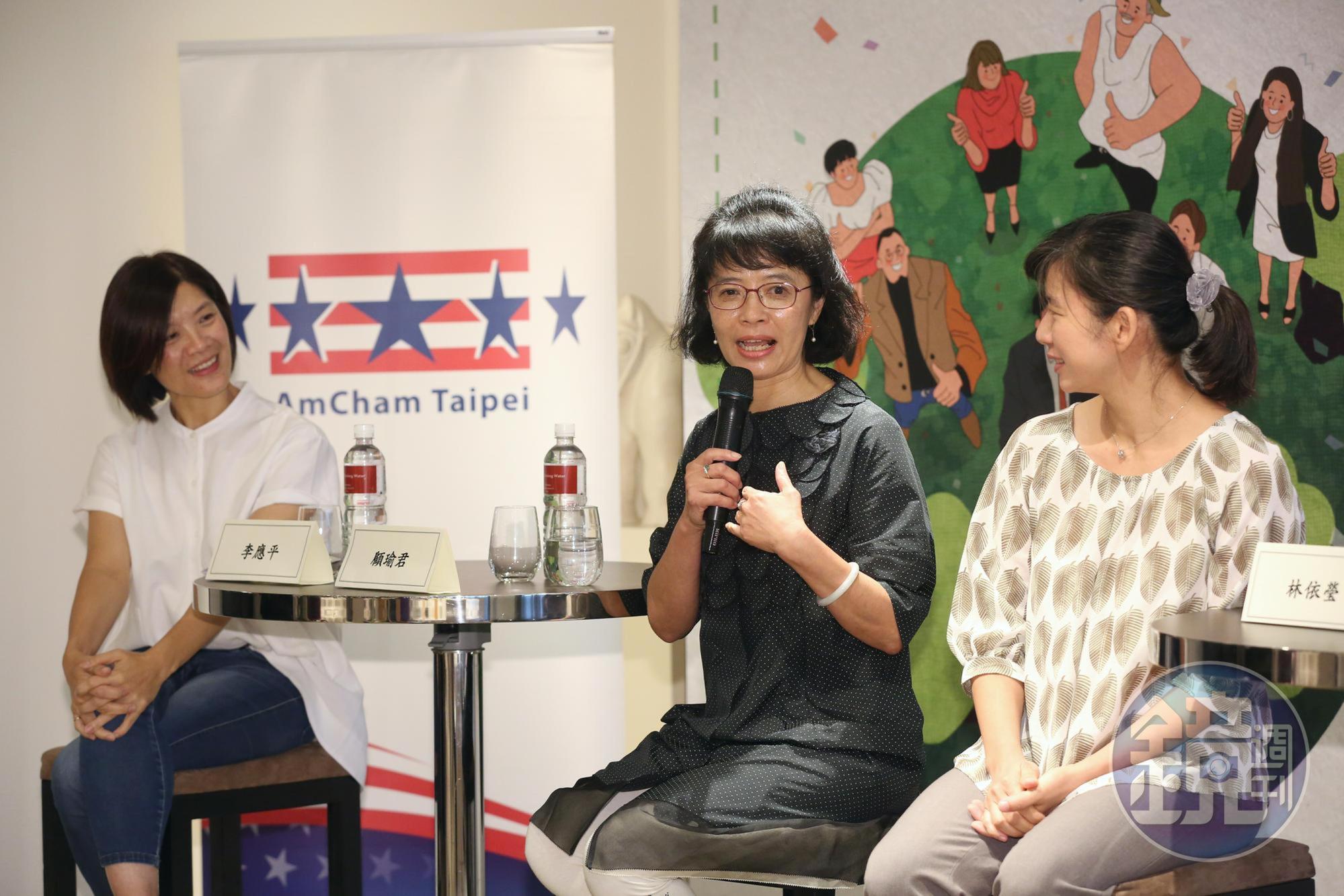 顧瑜君（中）自封「鄉姑」，她認為缺乏在地思維的單向募集，是天龍國思維。