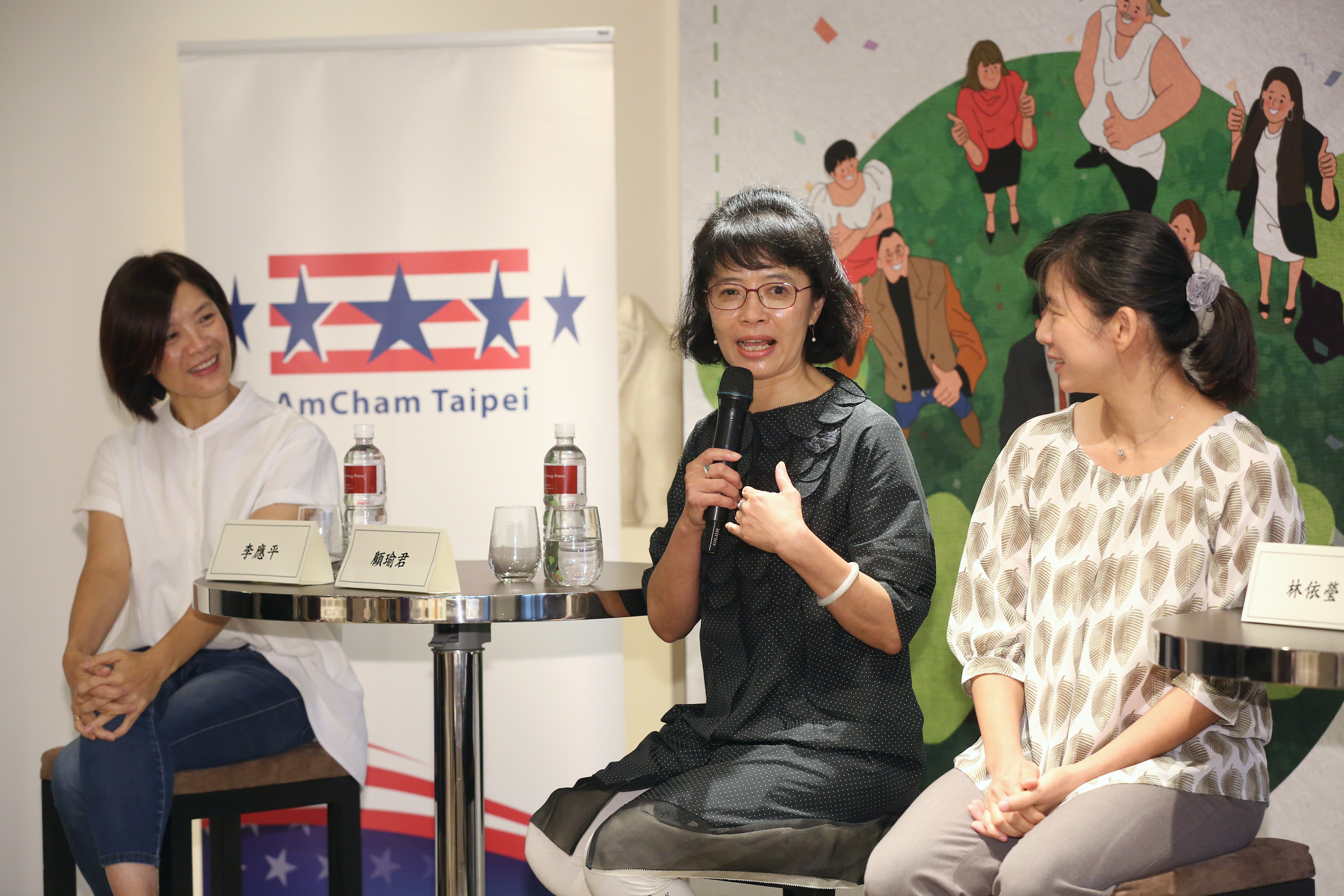 顧瑜君（中）自封「鄉姑」，她認為缺乏在地思維的單向募集，是天龍國思維。