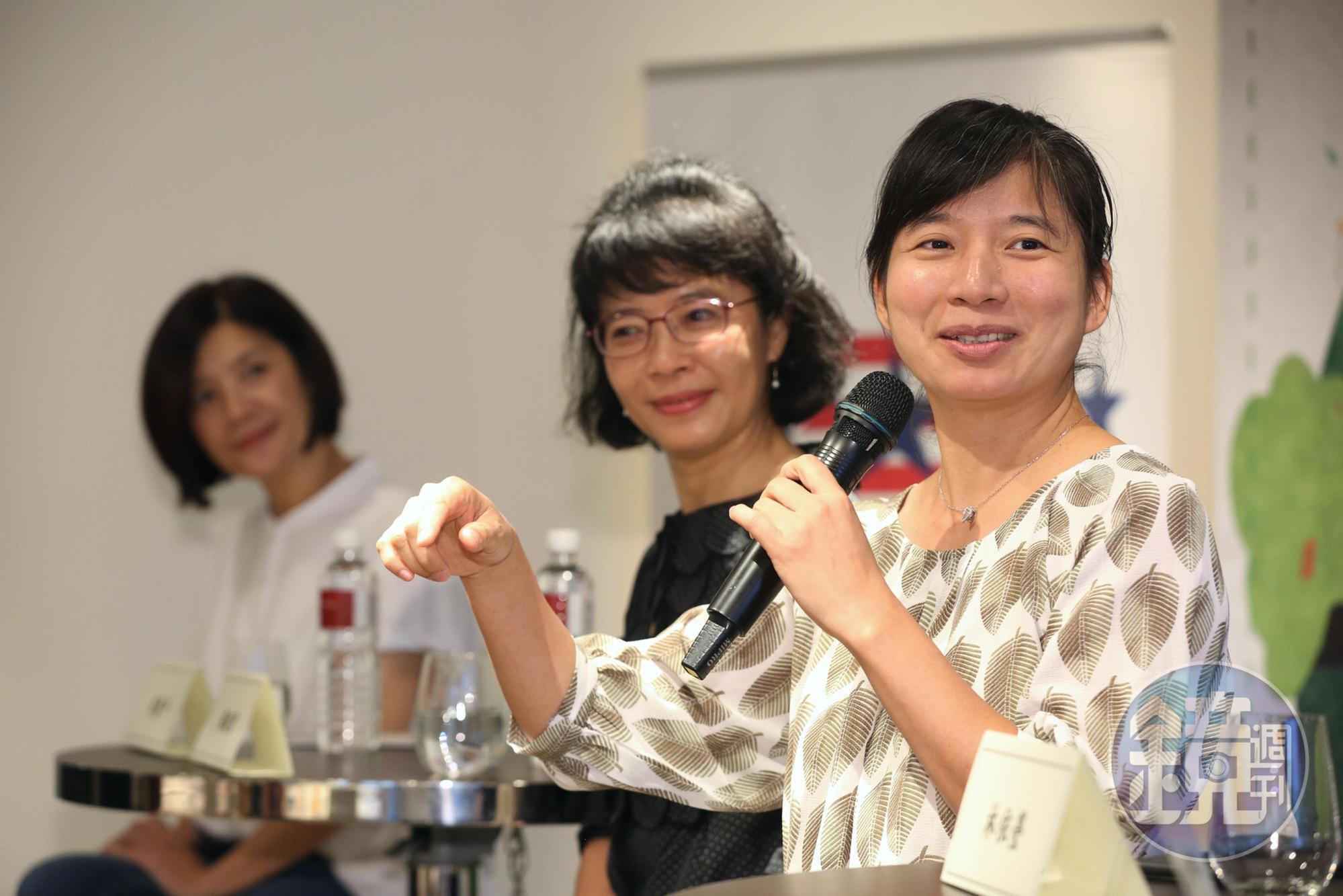 林依瑩（右）去年卸下台中市副市長一職後，搬遷至台中和平達觀部落，推動台中原鄉長照「Plahan伯拉罕」計畫。