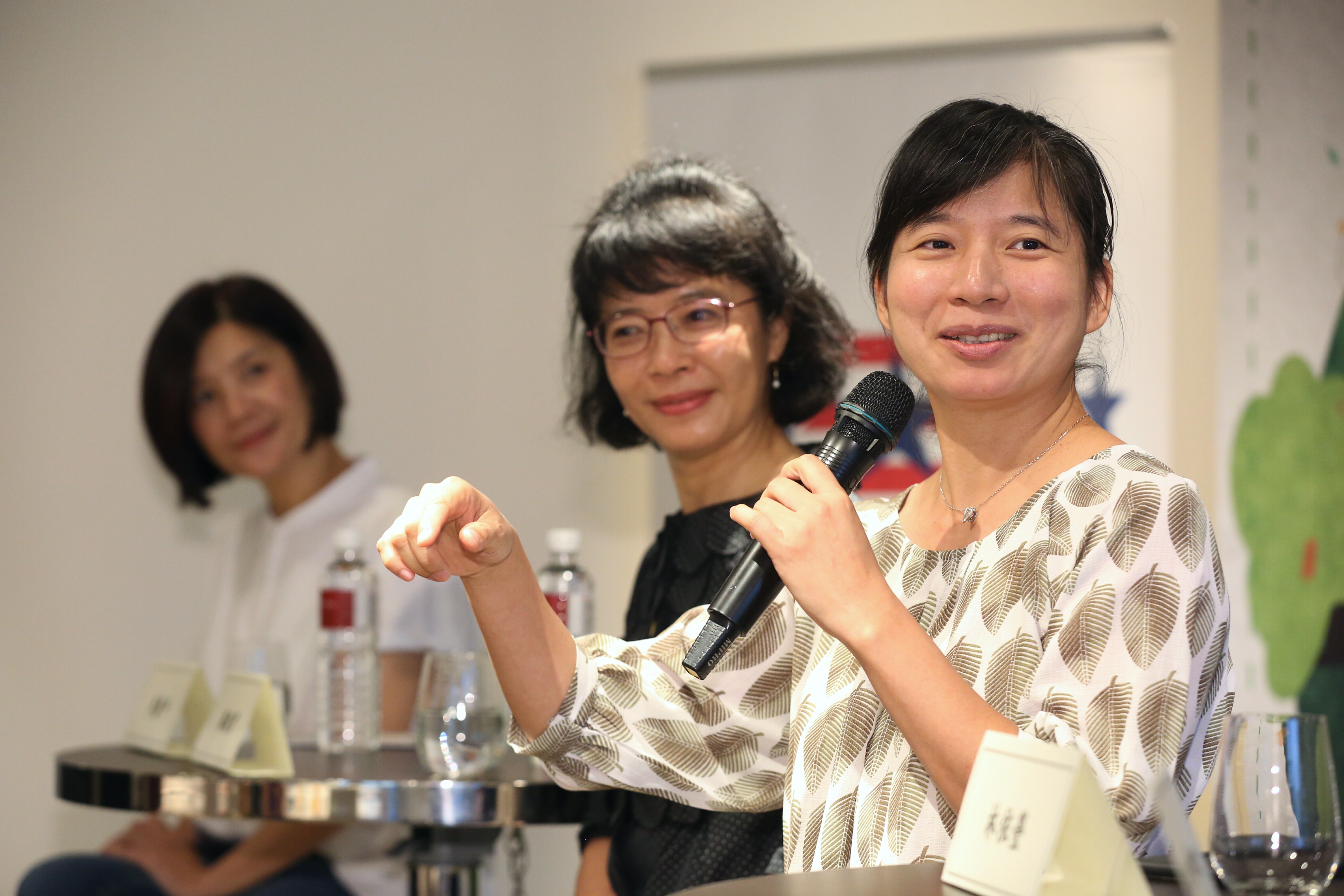林依瑩（右）去年卸下台中市副市長一職後，搬遷至台中和平達觀部落，推動台中原鄉長照「Plahan伯拉罕」計畫。