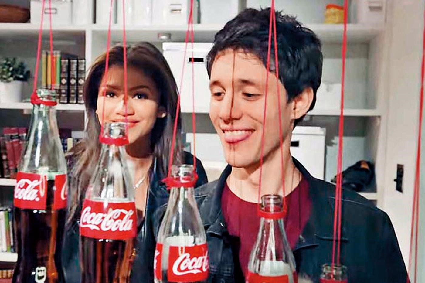 Kurt最初以可樂瓶創作音樂並在YouTube分享受到歡迎。（翻攝自Kurt YouTube）