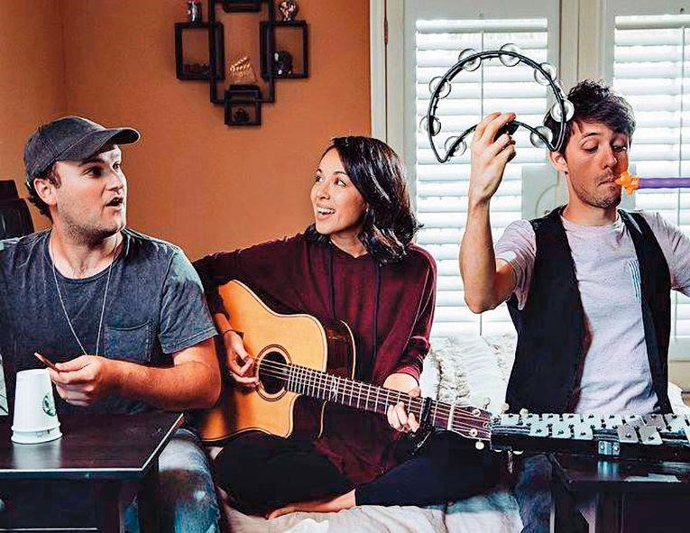 只要能發出聲音的東西，Kurt（右）都能用來演奏並編成動人樂曲。(翻攝自Kurt臉書)