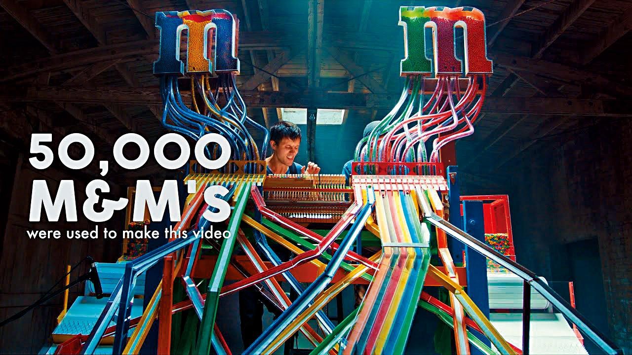 Kurt曾為M&M's巧克力75週年合作影片打造大型樂器。（翻攝自Kurt YouTube）