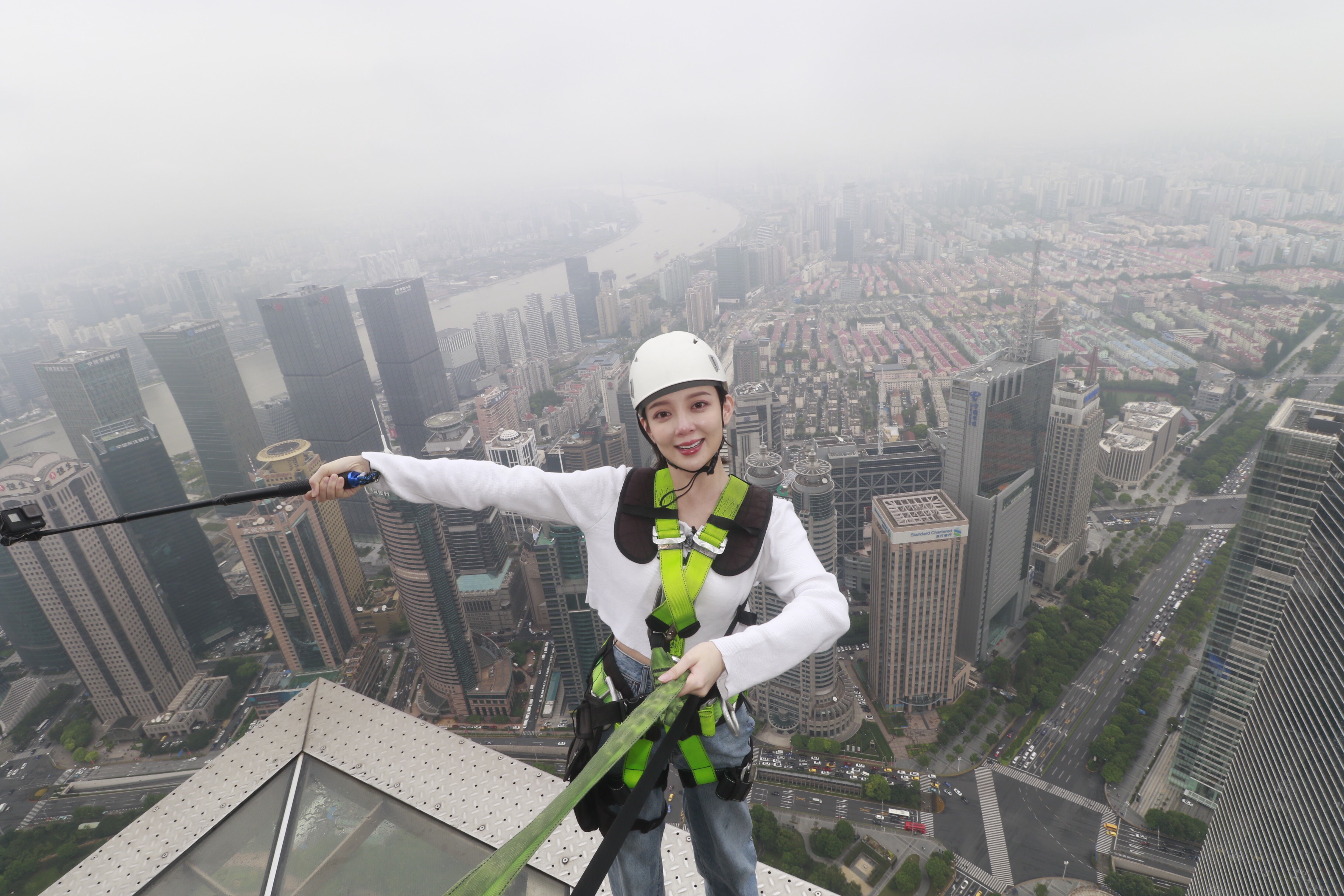 汪小敏參加節目《熙遊記》挑戰自我極限，在88層高的大樓漫步。（熙遊記提供）