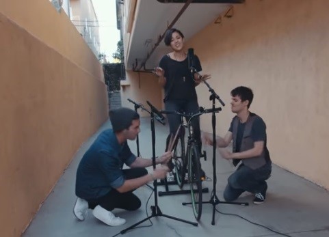 Kurt在頻道上製作一支利用腳踏車零件聲音，翻唱 Sia〈Cheap Thrills〉的影片。 （翻攝個Kurt臉書）