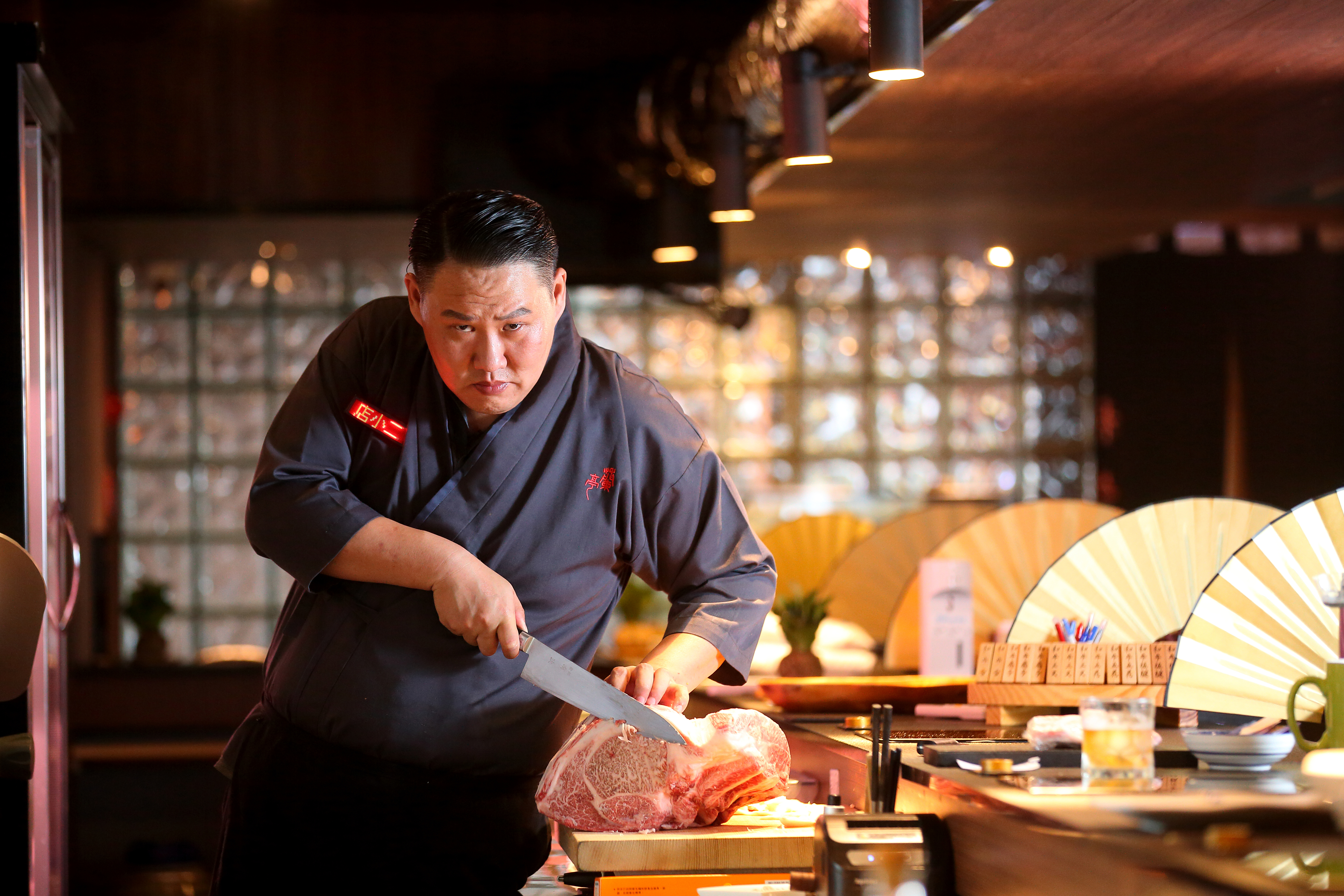 蘭小明曾是竹聯幫蘭堂堂主，從監獄病舍出獄後轉戰餐飲圈，現在他自稱「店小二」。