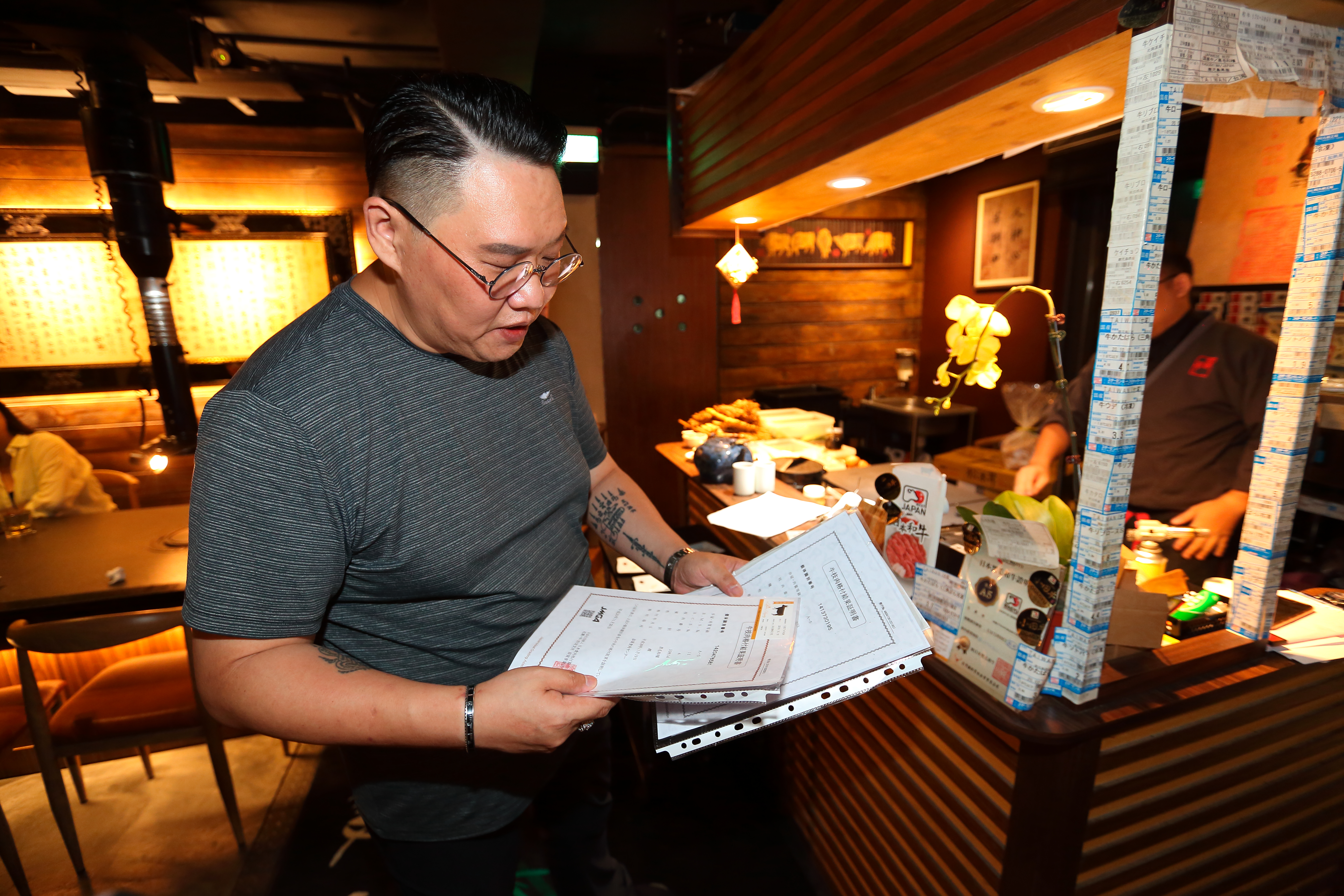 蘭亭店內貼滿日本和牛進口標籤，蘭小明拿出一疊證書說：「沒有這個，你不知道這塊是不是真的和牛？」