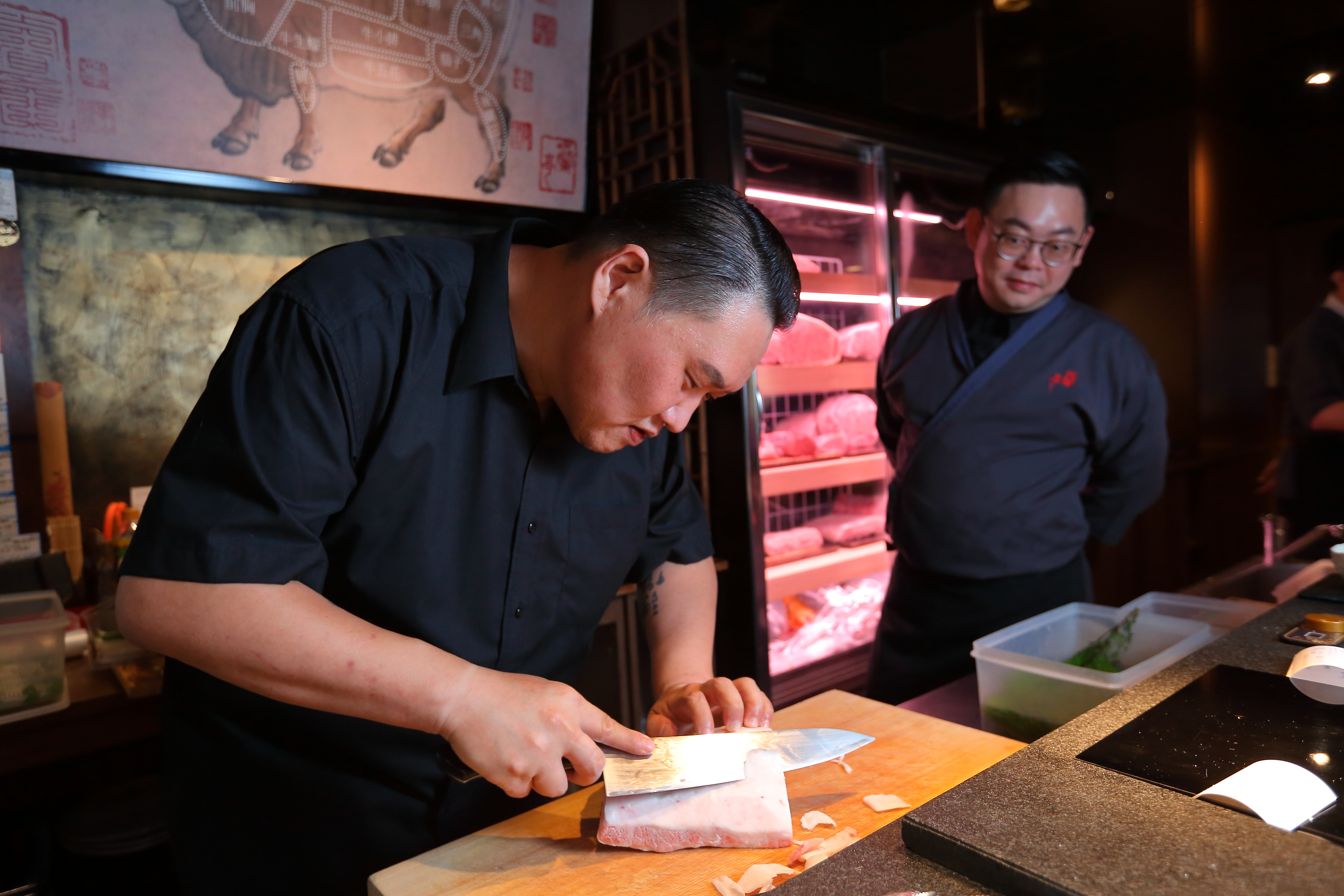 蘭小明（左）經股東介紹，找上郭建億（右）出任餐飲總監，他從修整油花的基本功開始學。