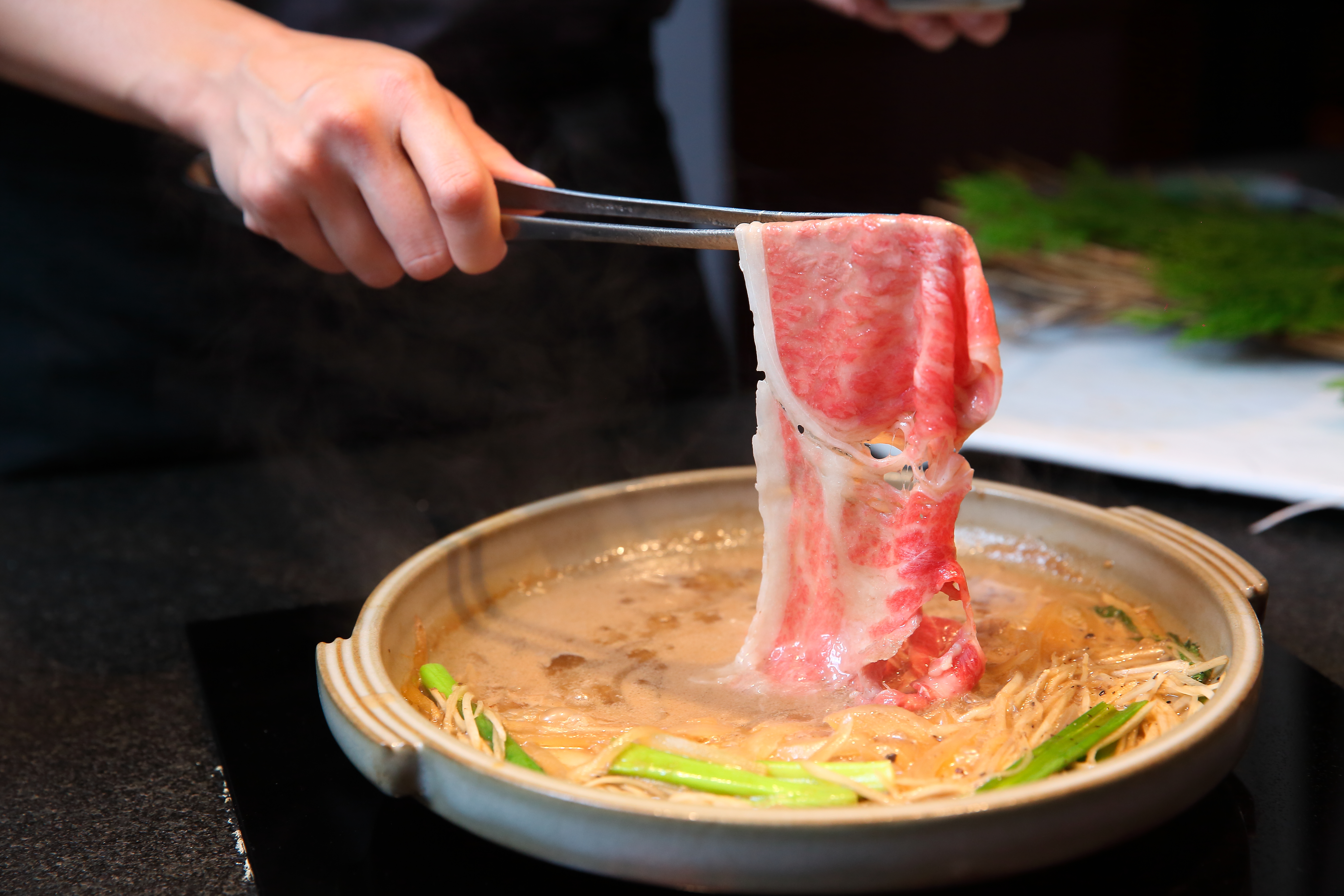 2016年，蘭小明向債務人買下一家位於台北市鬧區的和牛燒肉料理店。