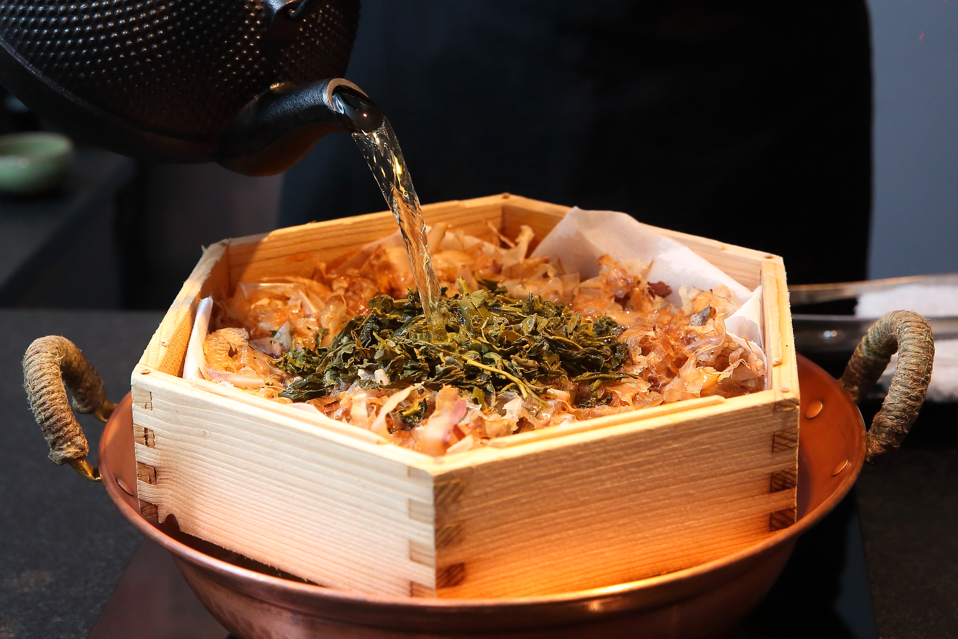 去年中，蘭小明另開蘭亭鍋物割烹，推出以玉露茶湯蒸煮的頂級和牛鍋物。