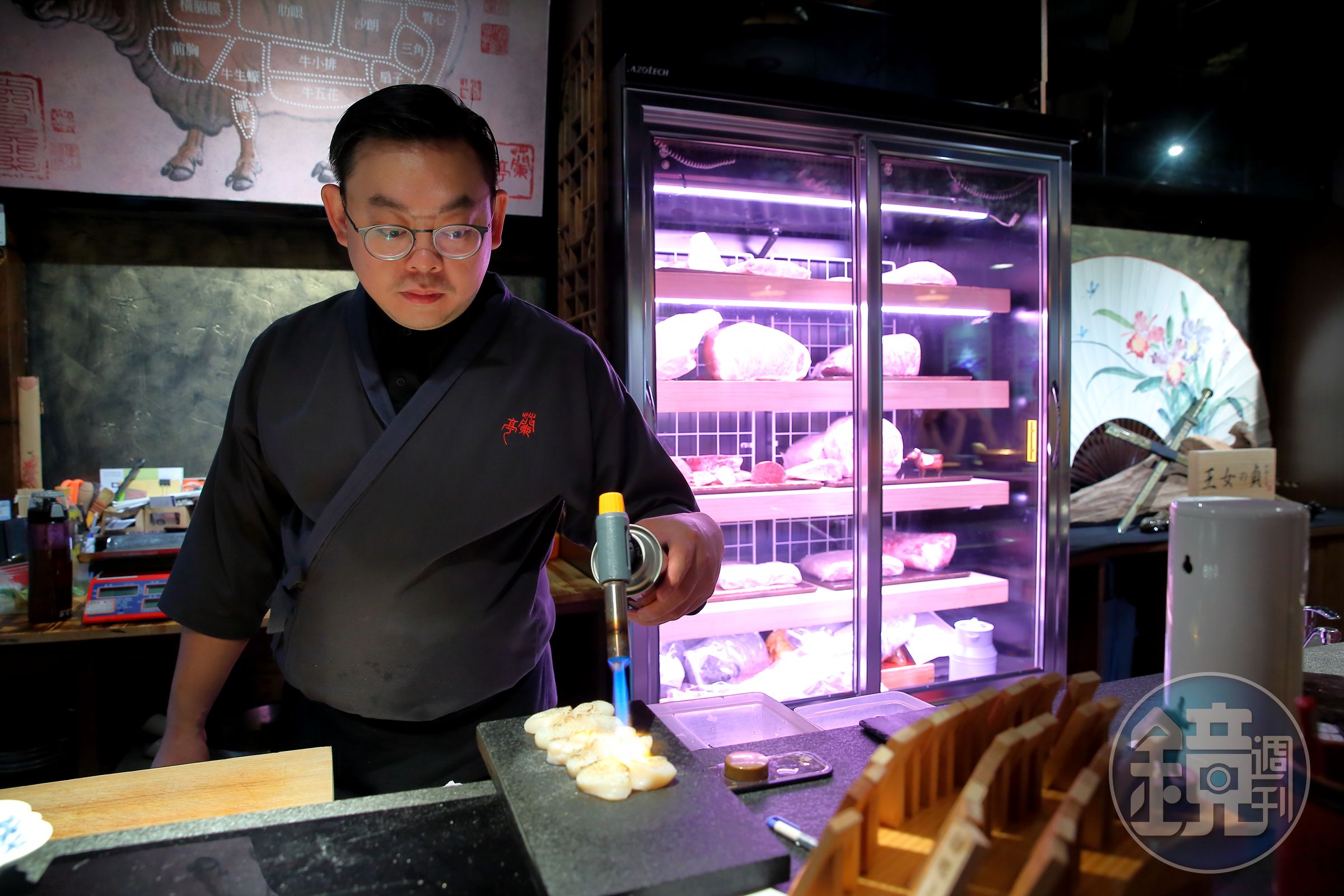 郭建億曾是台北日本料理名店新都里的師傅，蘭亭的菜色由他一手規劃。