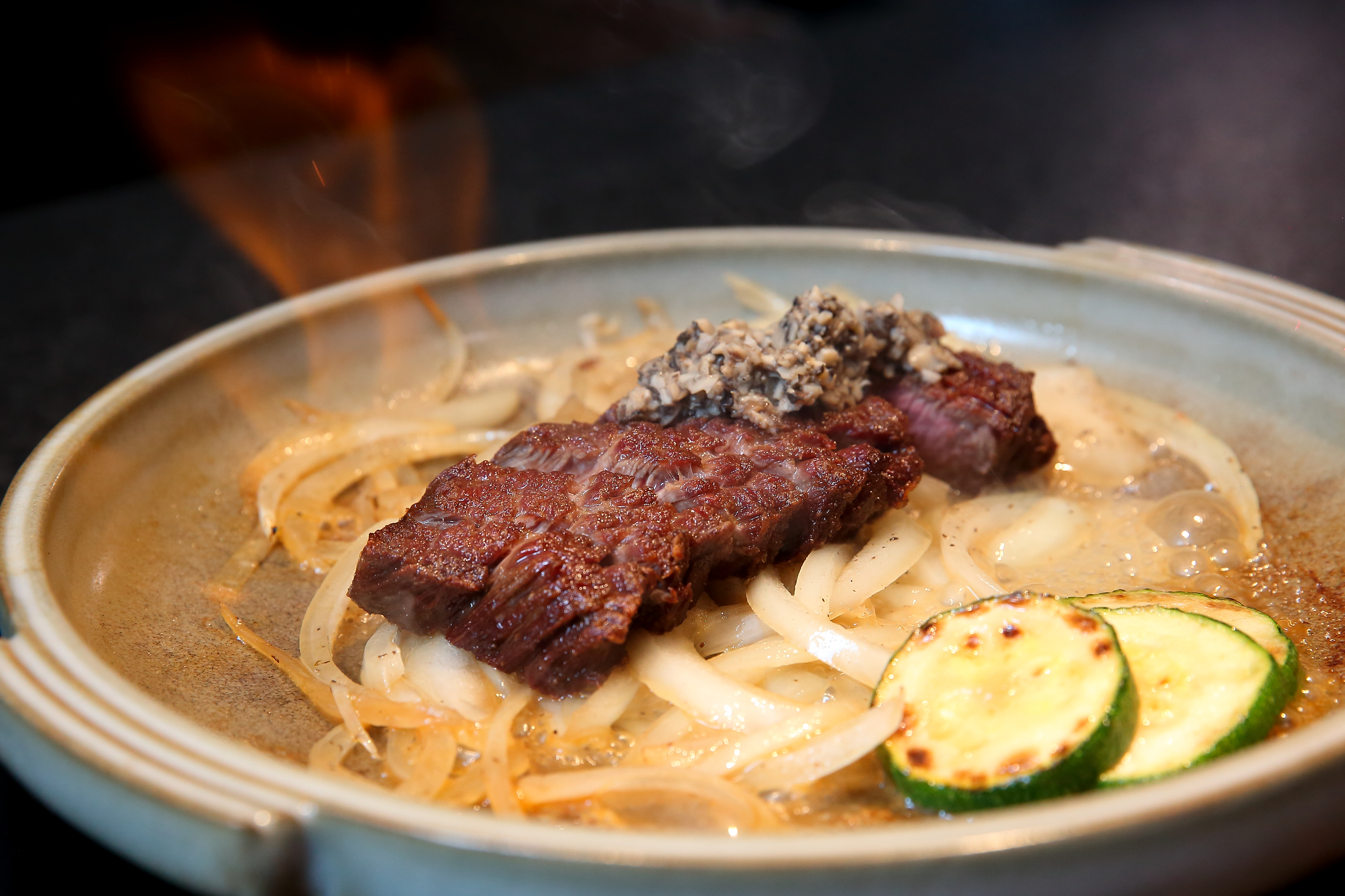 炙燒和牛後腰翼板是蘭亭鍋物割烹的季節菜色之一。（5000元／2人套餐）