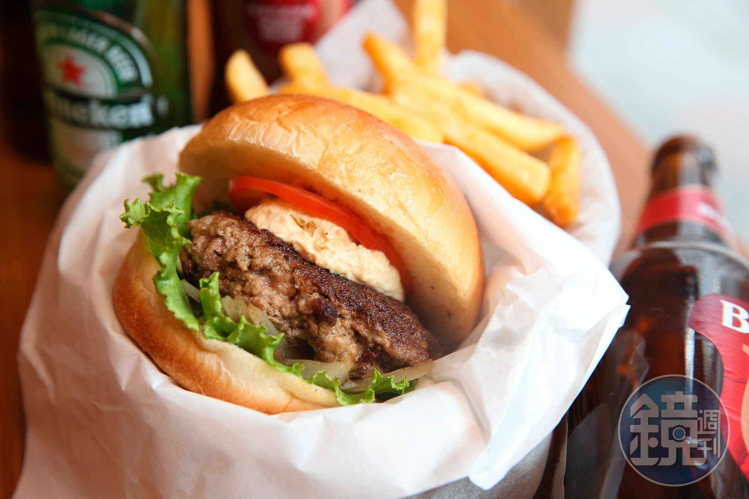 和牛漢堡Wagyu Burger使用蘭亭的修肉剩料製成，每日限量150份。（180元／份）