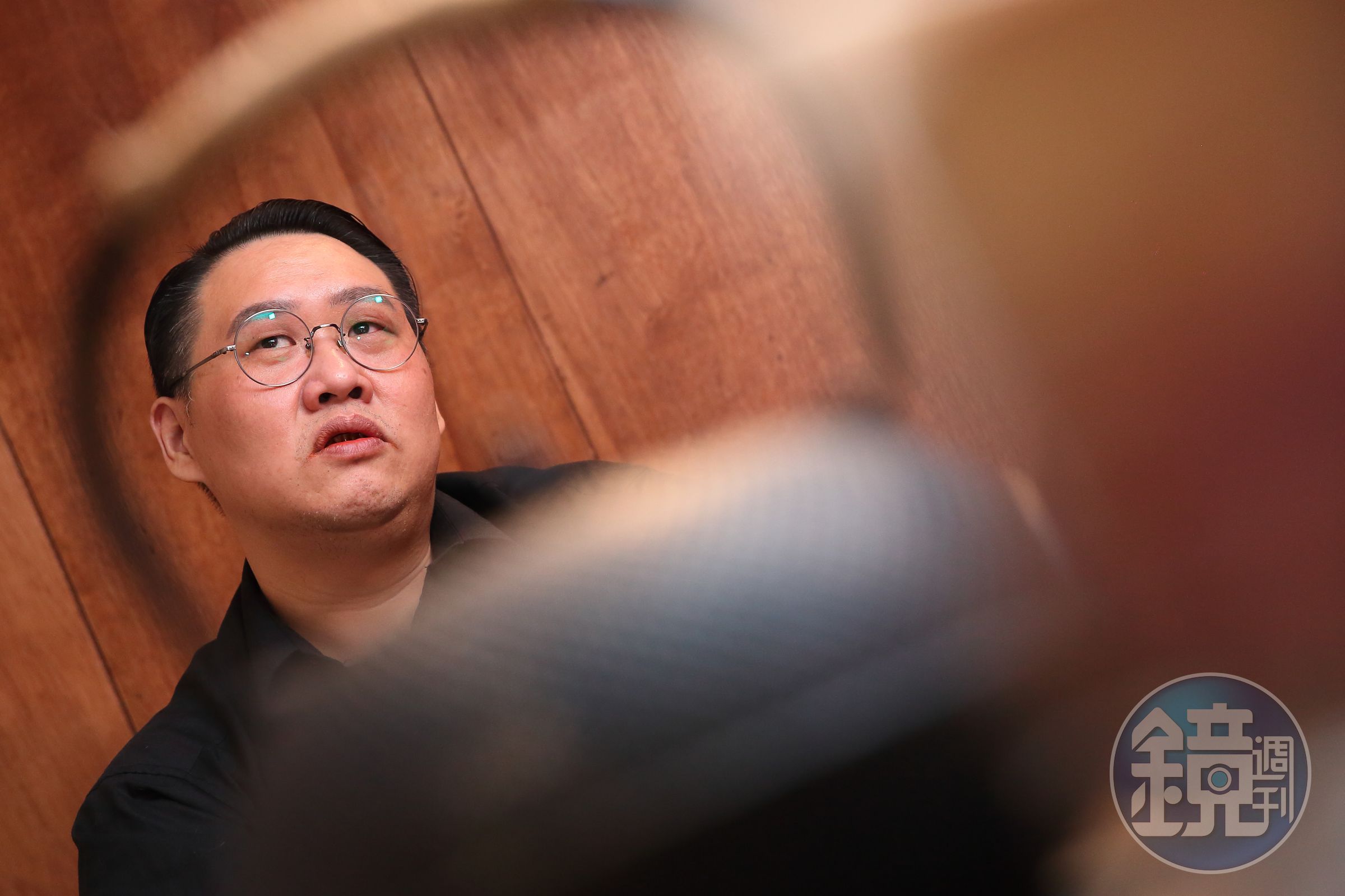 蘭小明形容，閱讀如同在監獄鐵窗後面開了一個門，人好像暫時自由了。