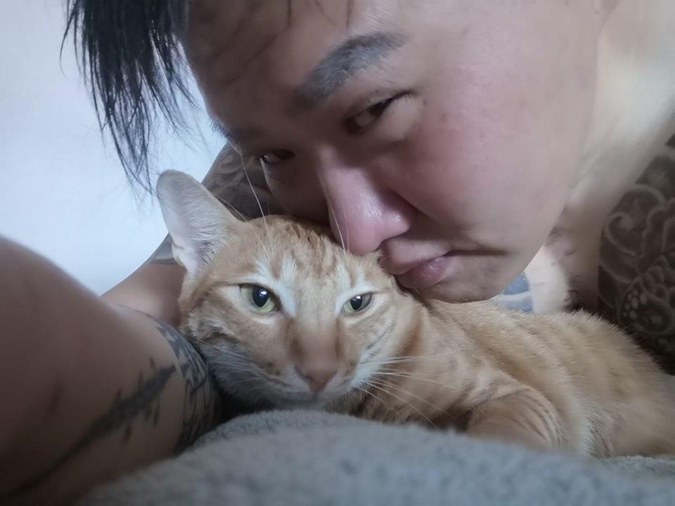 從病舍出獄後,蘭小明從狗派轉型為貓奴,不時在網路社群上曬愛貓照。(取自蘭小明臉書)