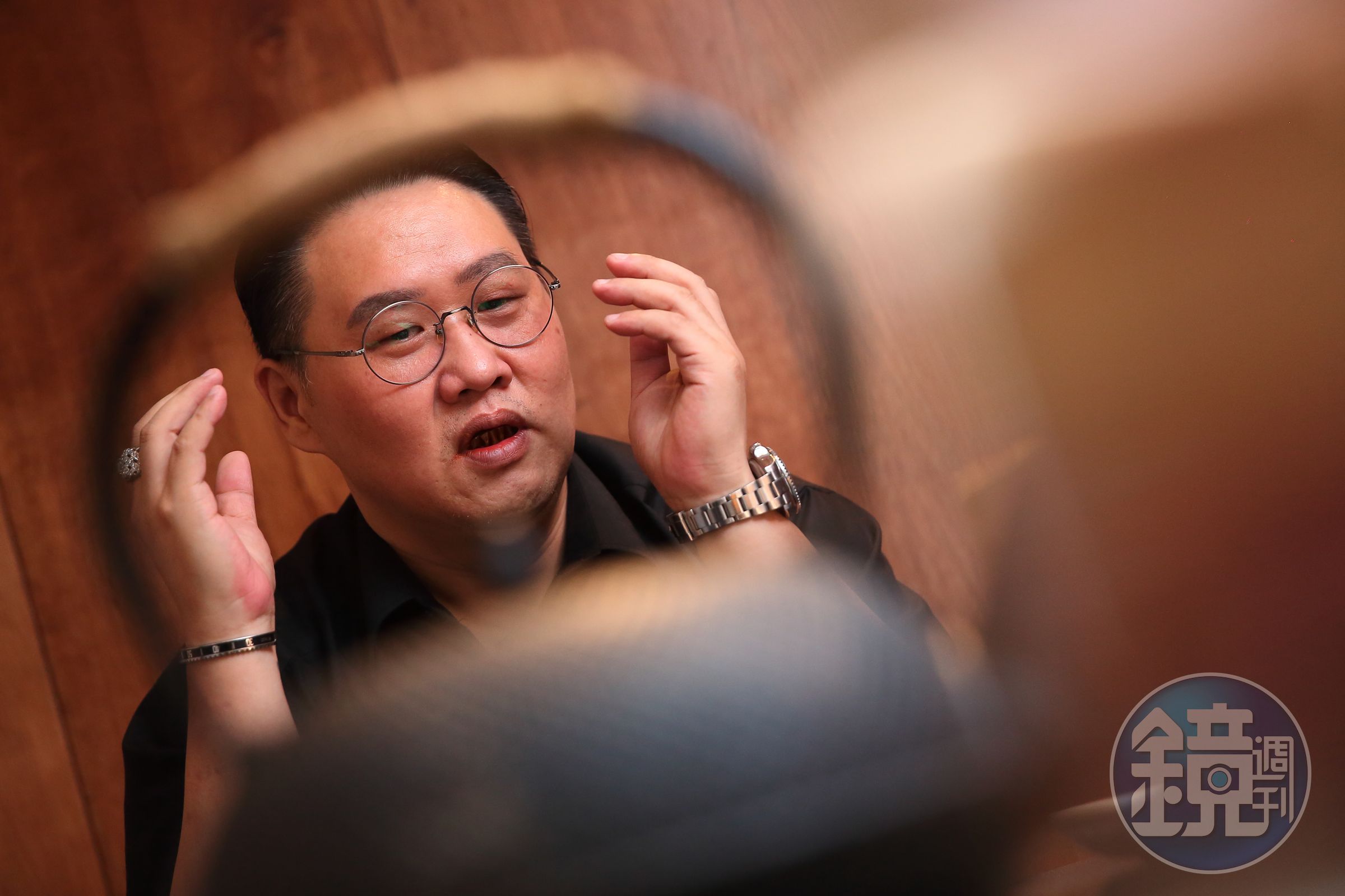 說起今年7月底因嗆館長，引爆二派擁護者叫陣對罵，蘭小明笑得有點尷尬。