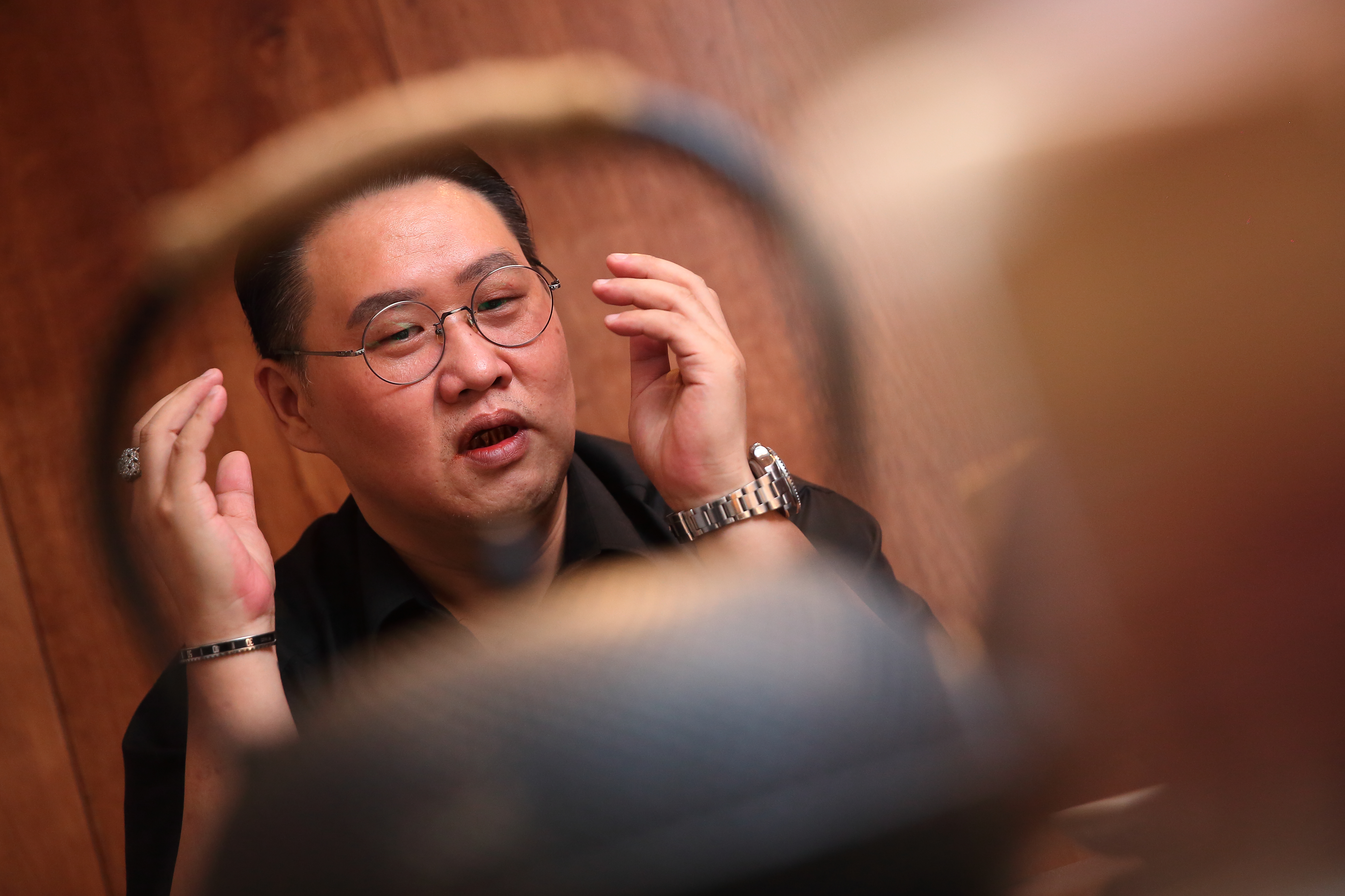 說起今年7月底因嗆館長，引爆二派擁護者叫陣對罵，蘭小明笑得有點尷尬。