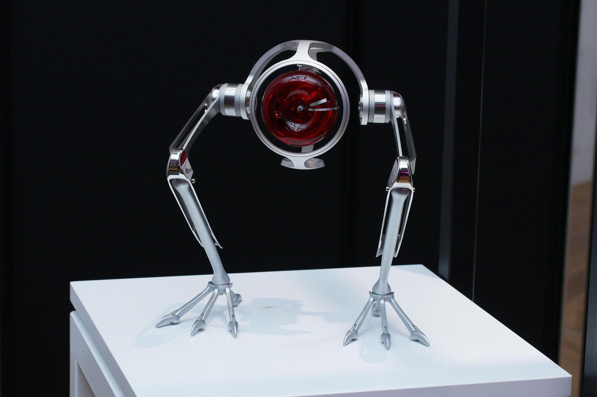 MB&F Gallery T-Rex座鐘,限量100座,定價新台幣76萬元。