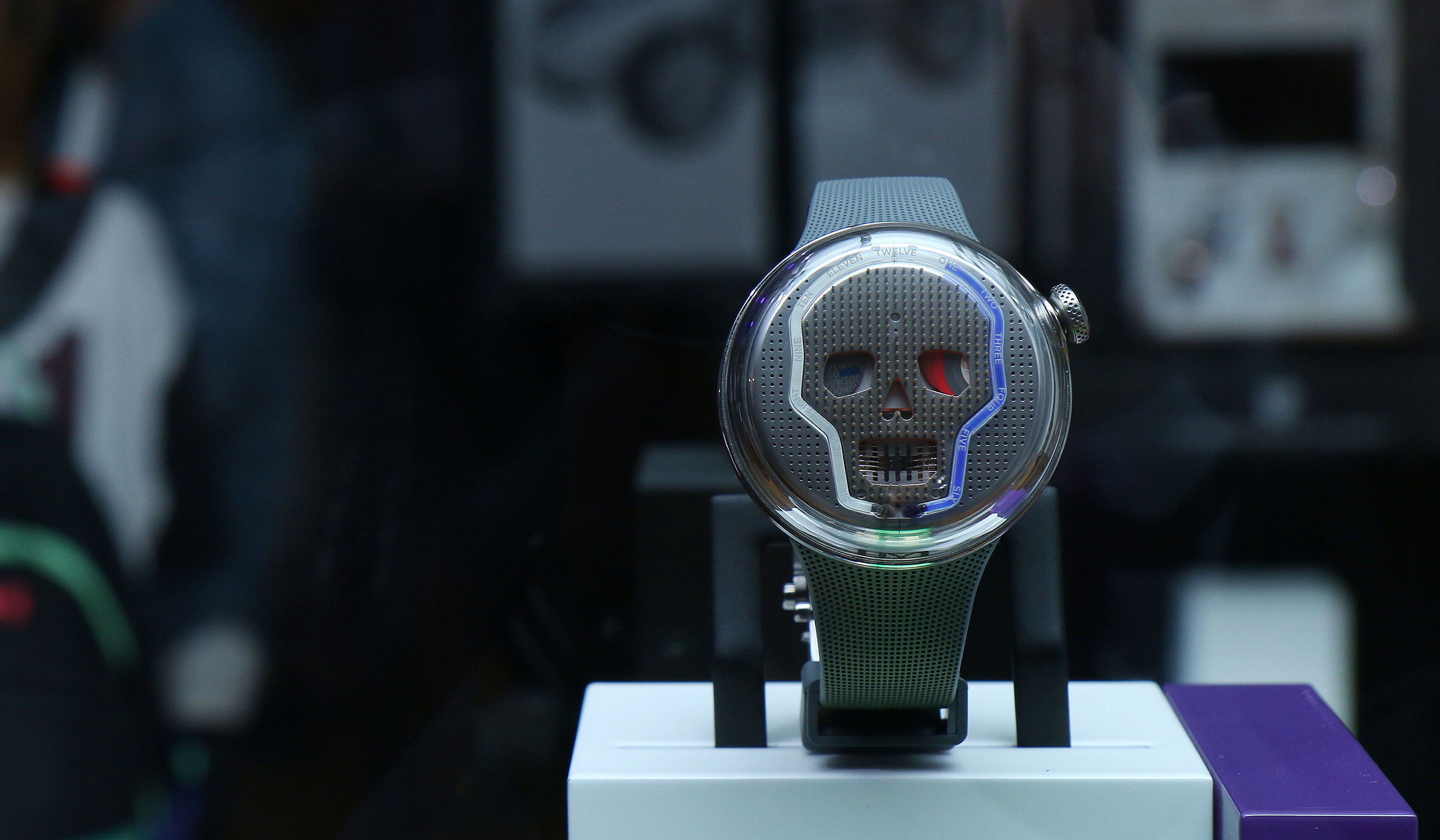 這是HYT最新的SOONOW腕錶。HYT招牌的液體顯時技術，配合骷髏頭造型，緊抓玩家目光！