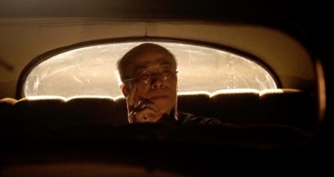 電影《殺手餐廳》裡蜷川幸雄的幫派大老角色請藝人模仿他的模樣演出。（翻攝自https://www.oricon.co.jp）