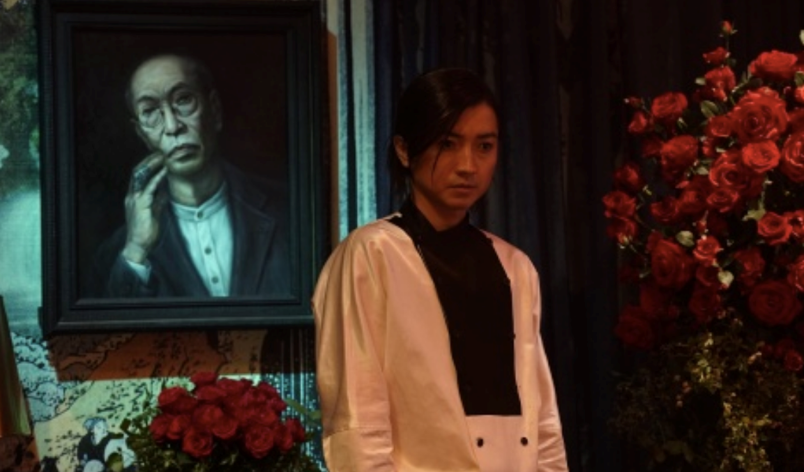 《殺手餐廳》男主角藤原龍也與恩師蜷川幸雄肖像畫的安排,顯現導演蜷川實花的致敬之意。(翻攝自https://www.oricon.co.jp)