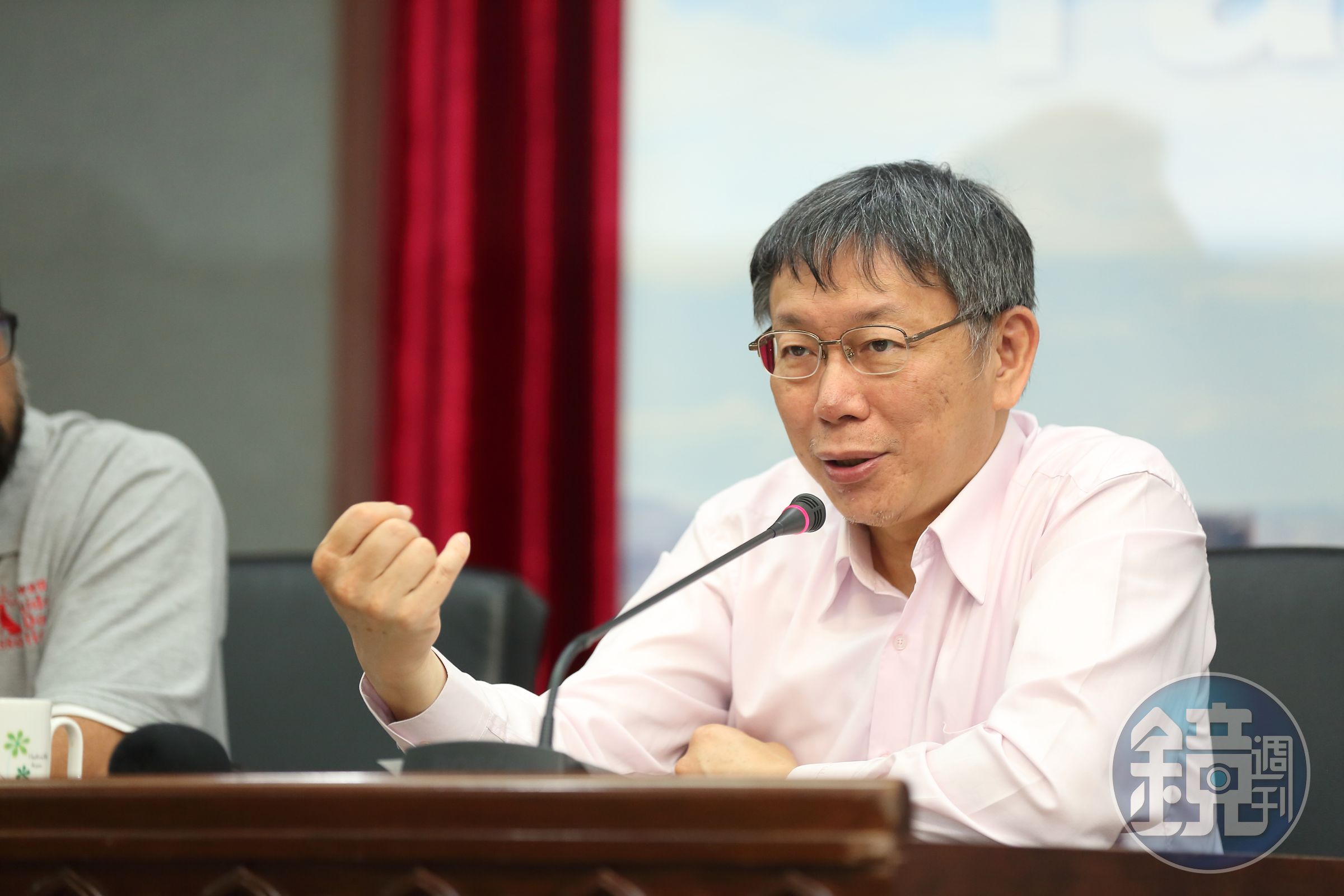 對於香港重裝防暴警察近距離朝學生左胸實彈射擊，柯文哲表示若紛擾持續，難免擦槍走火。