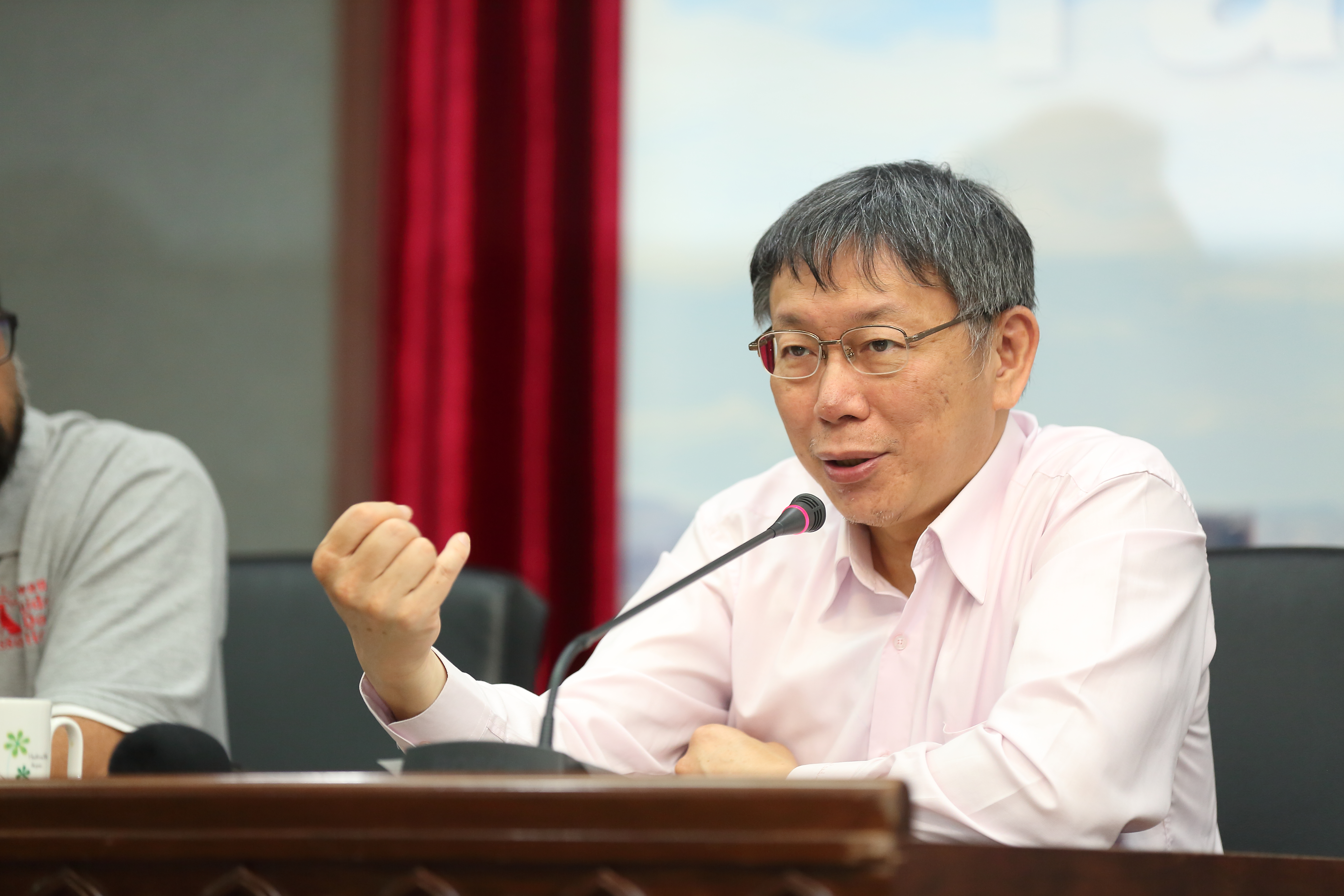 對於香港重裝防暴警察近距離朝學生左胸實彈射擊，柯文哲表示若紛擾持續，難免擦槍走火。