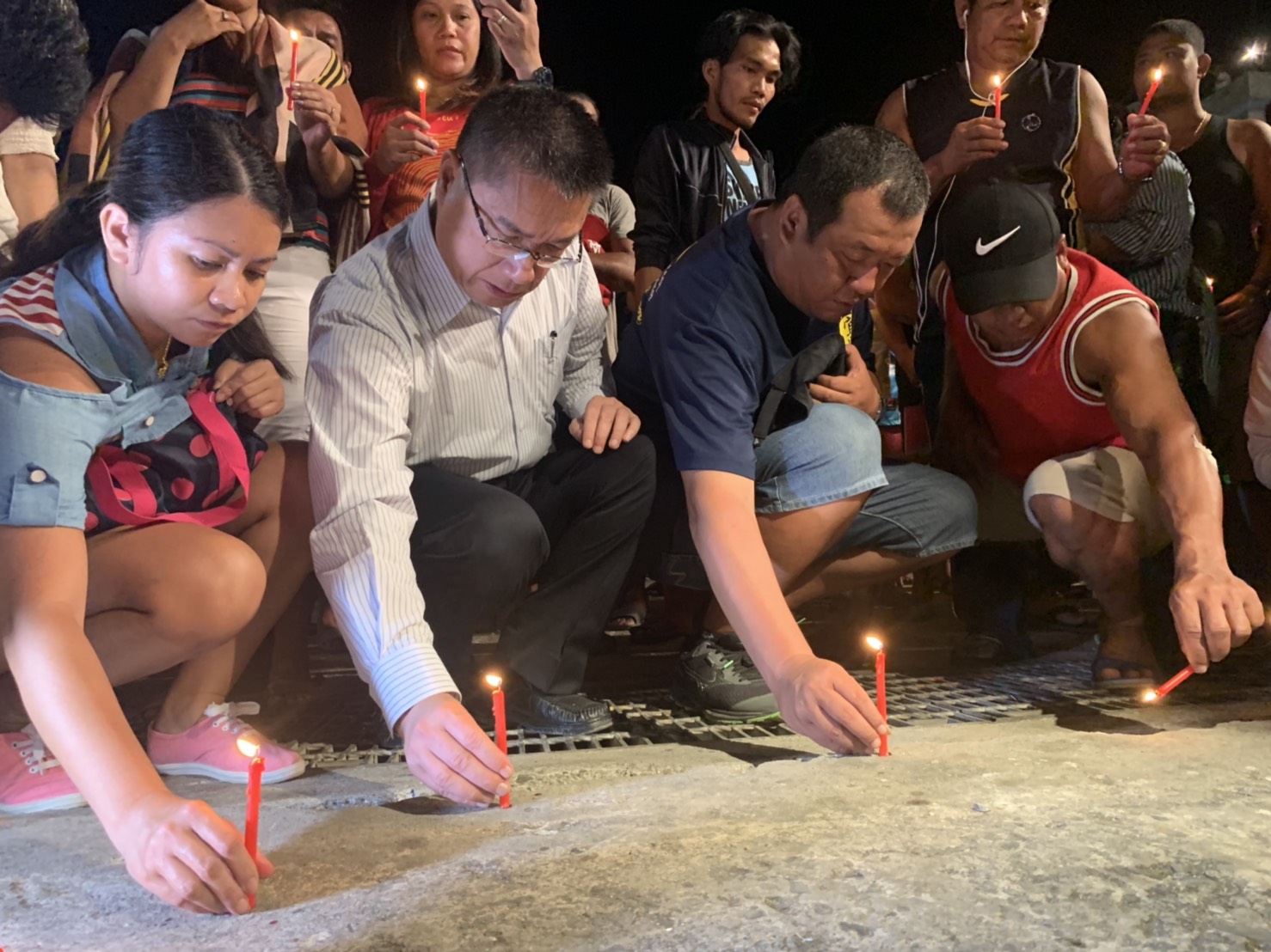 內政部長徐國勇帶領數十名外籍漁工、一齊為罹難者致哀。（讀者提供）