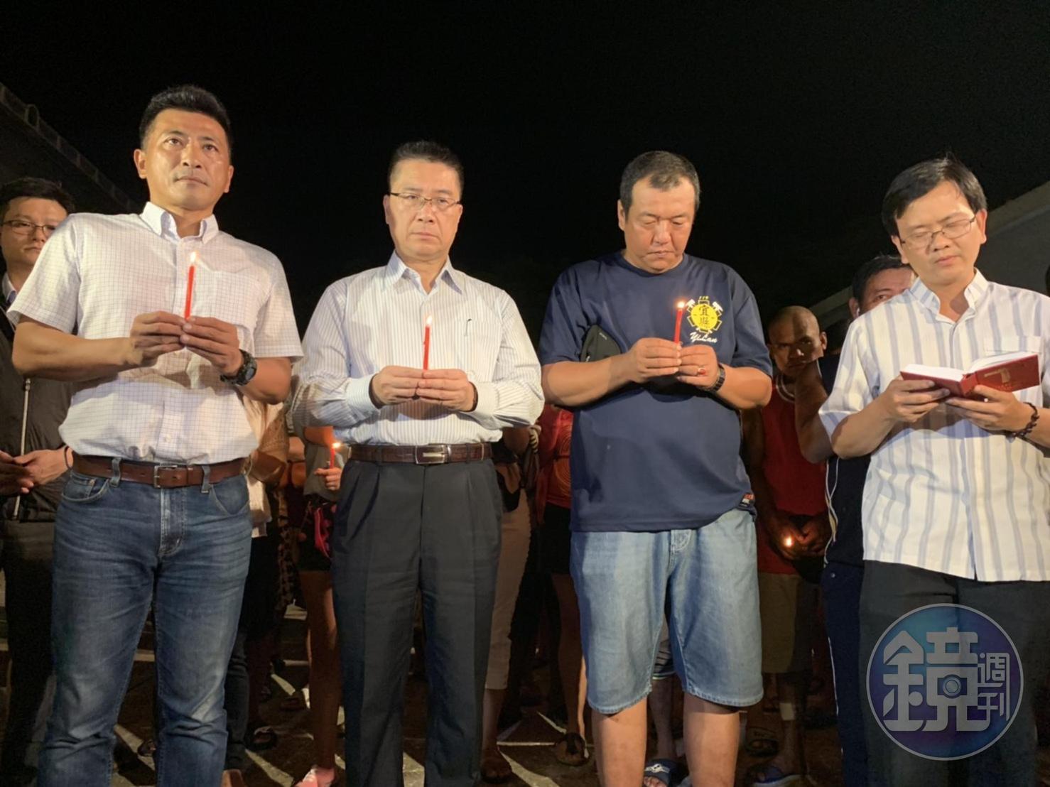 內政部長徐國勇帶領數十名外籍漁工、一齊為罹難者致哀。(讀者提供)