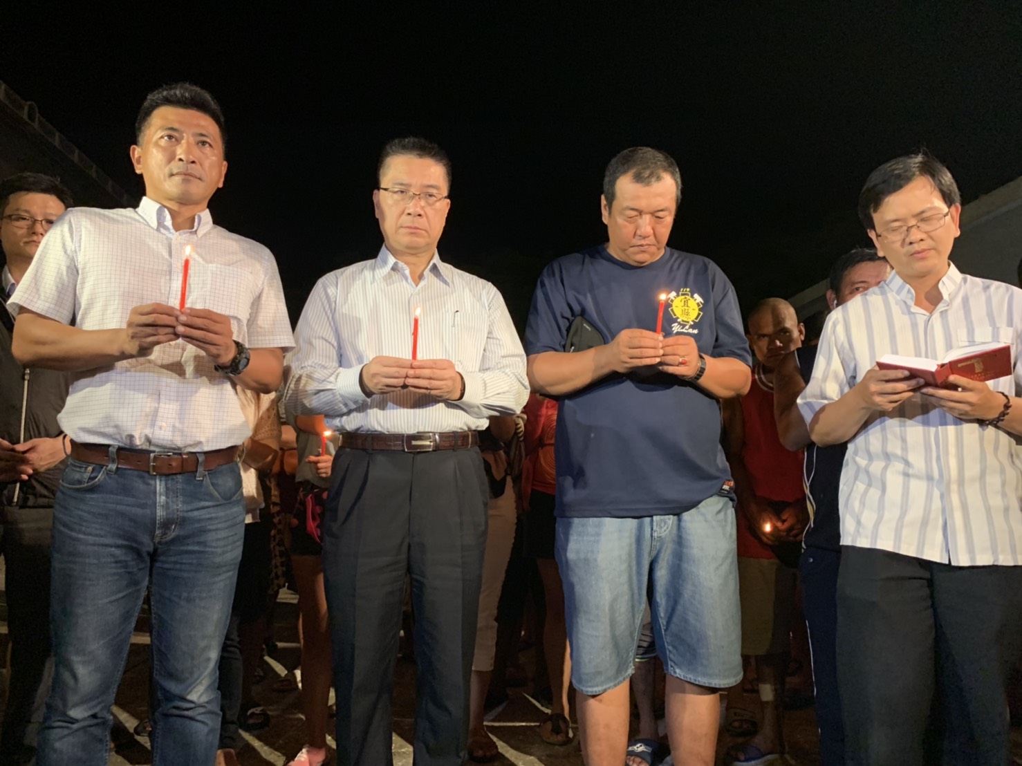 內政部長徐國勇帶領數十名外籍漁工、一齊為罹難者致哀。（讀者提供）