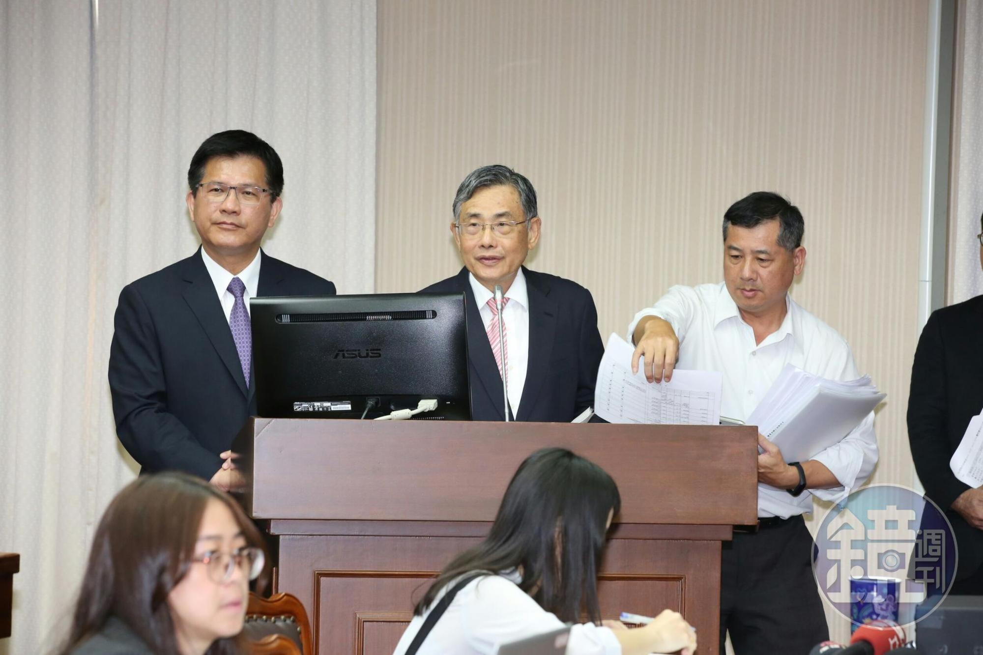 交通部長林佳龍(左)、港務公司董事長吳宗榮(中)今赴立法院交通委員會報告南方澳斷橋事件。