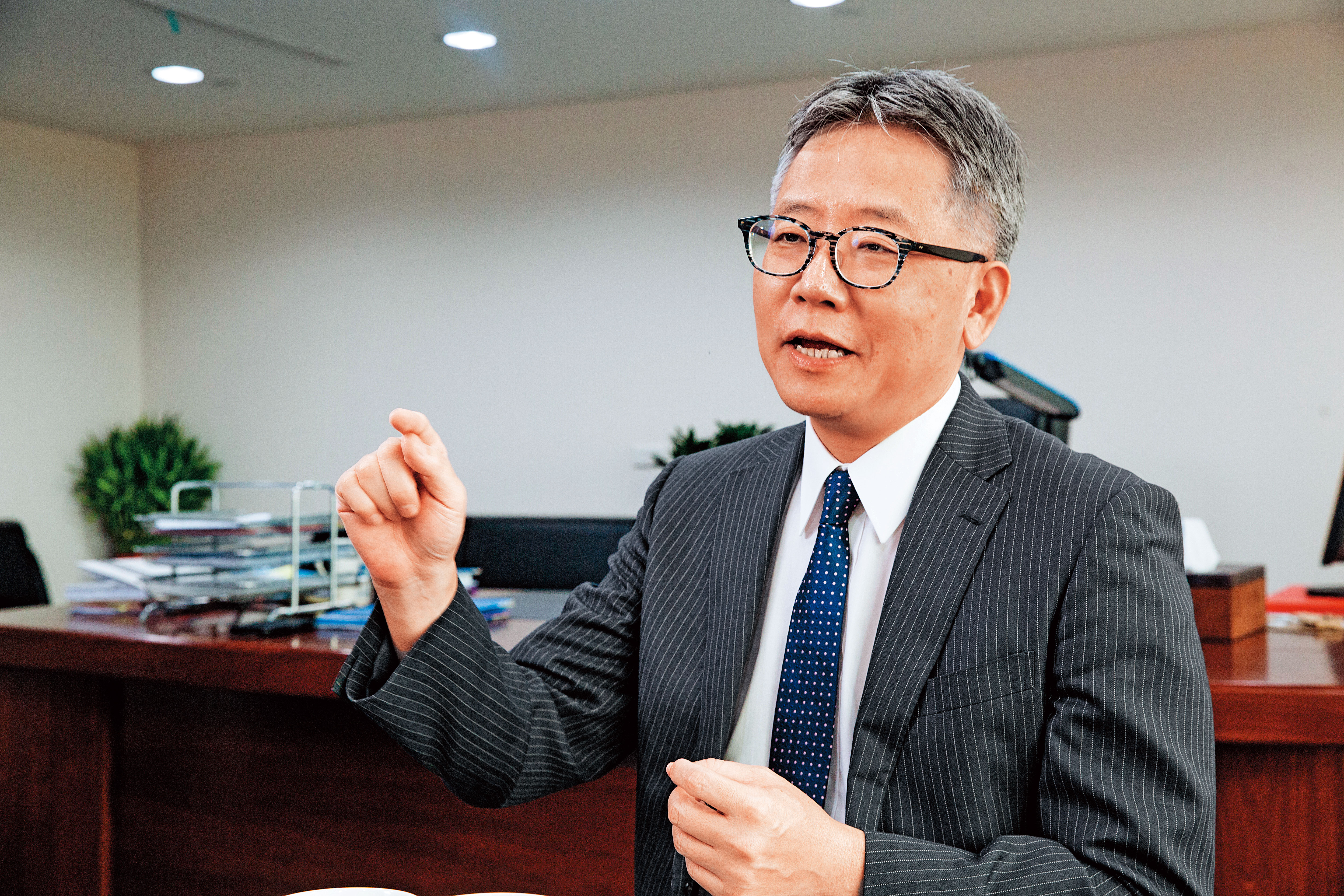 金融消費評議中心主委兼總經理卓俊雄表示,保險公司的催告通知,必須有寄送到達的事實才具效力。