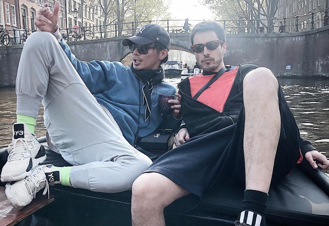 成宮寬貴雖然淡出演藝圈，但在IG上活躍，不時貼出自拍與友人親密合照。（翻攝平宮博重IG）