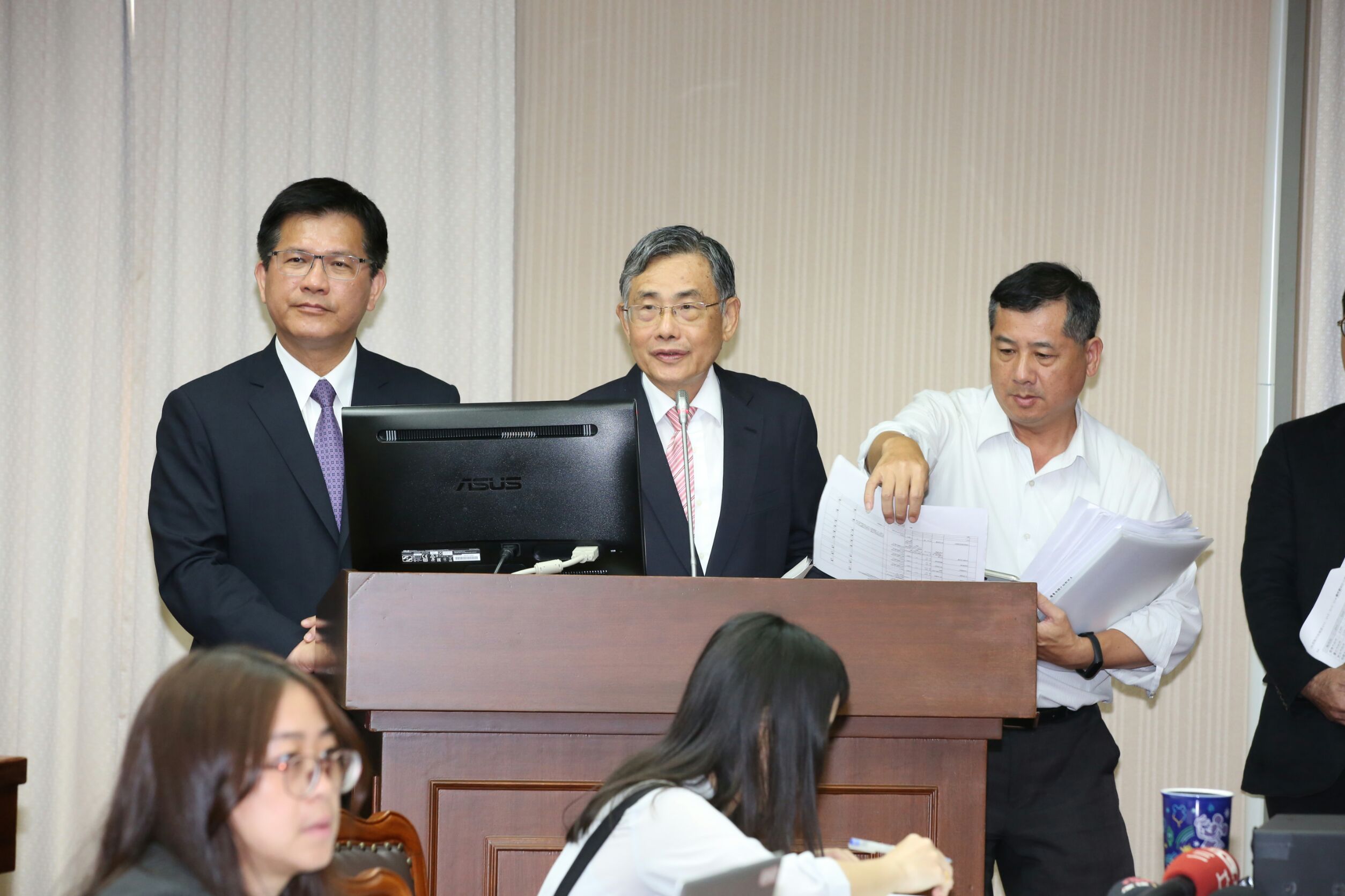 交通部長林佳龍（左）、港務公司董事長吳宗榮（中）今（3日）赴立法院交通委員會報告南方澳斷橋事件。