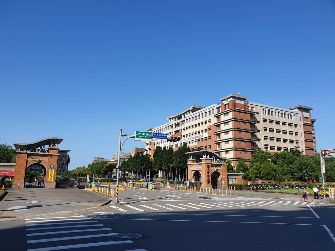 台北大學提前在臉書慶祝校慶，敏感時機和設計圖樣引爆網友怒火。（翻攝台北大學臉書）