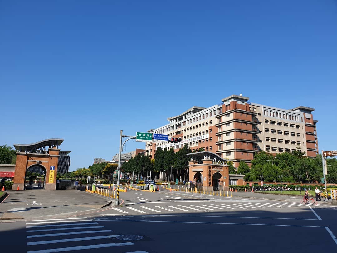 台北大學提前在臉書慶祝校慶，敏感時機和設計圖樣引爆網友怒火。（翻攝台北大學臉書）