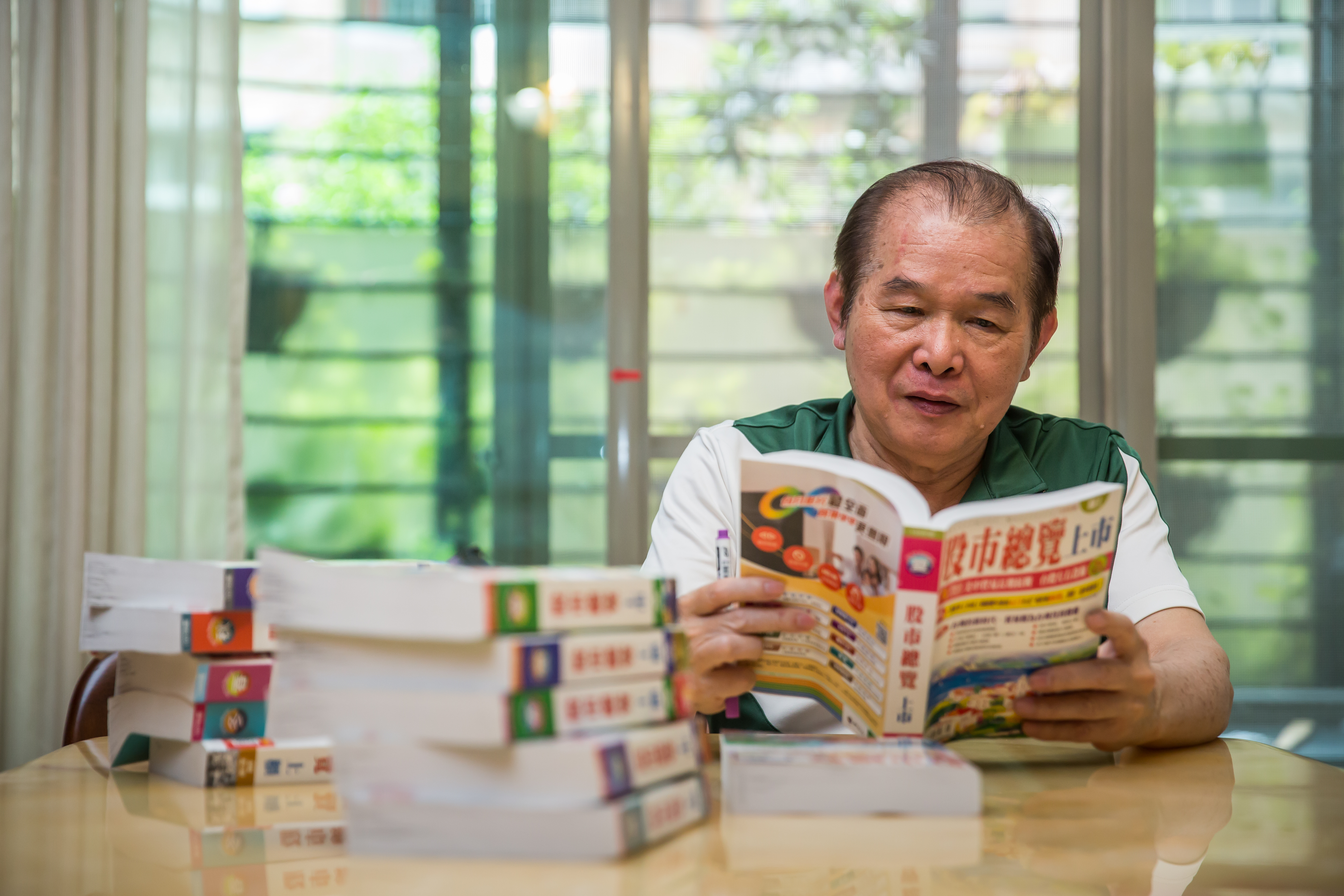 不太會用電腦的股素人,只好土法煉鋼翻閱每季《股市總覽》,按SOP找好股。