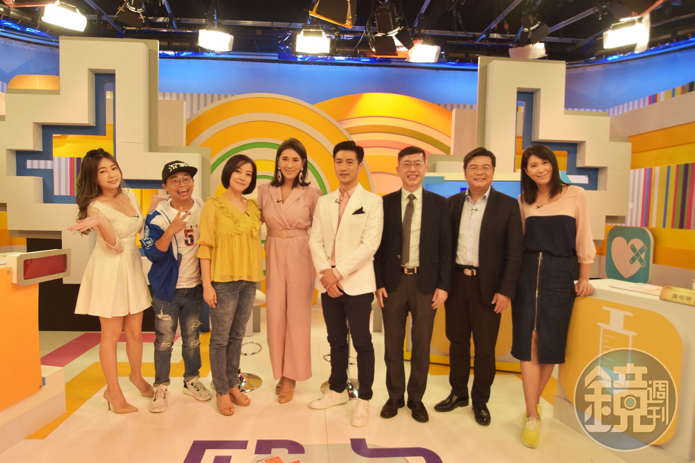 詹子晴（丫頭）、范瑞君日前上緯來《醫次搞定》錄影，個性勤儉持家的詹子晴說自己使用一款腮紅竟長達十年。（緯來提供）