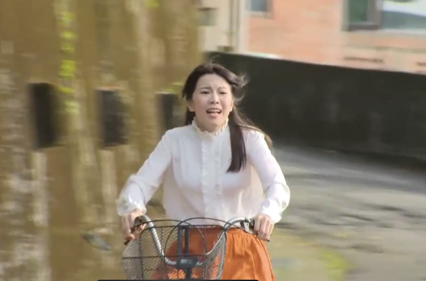 廖苡喬小時候騎單車慘摔,讓她看到劇本要騎單車就有陰影。(民視提供)