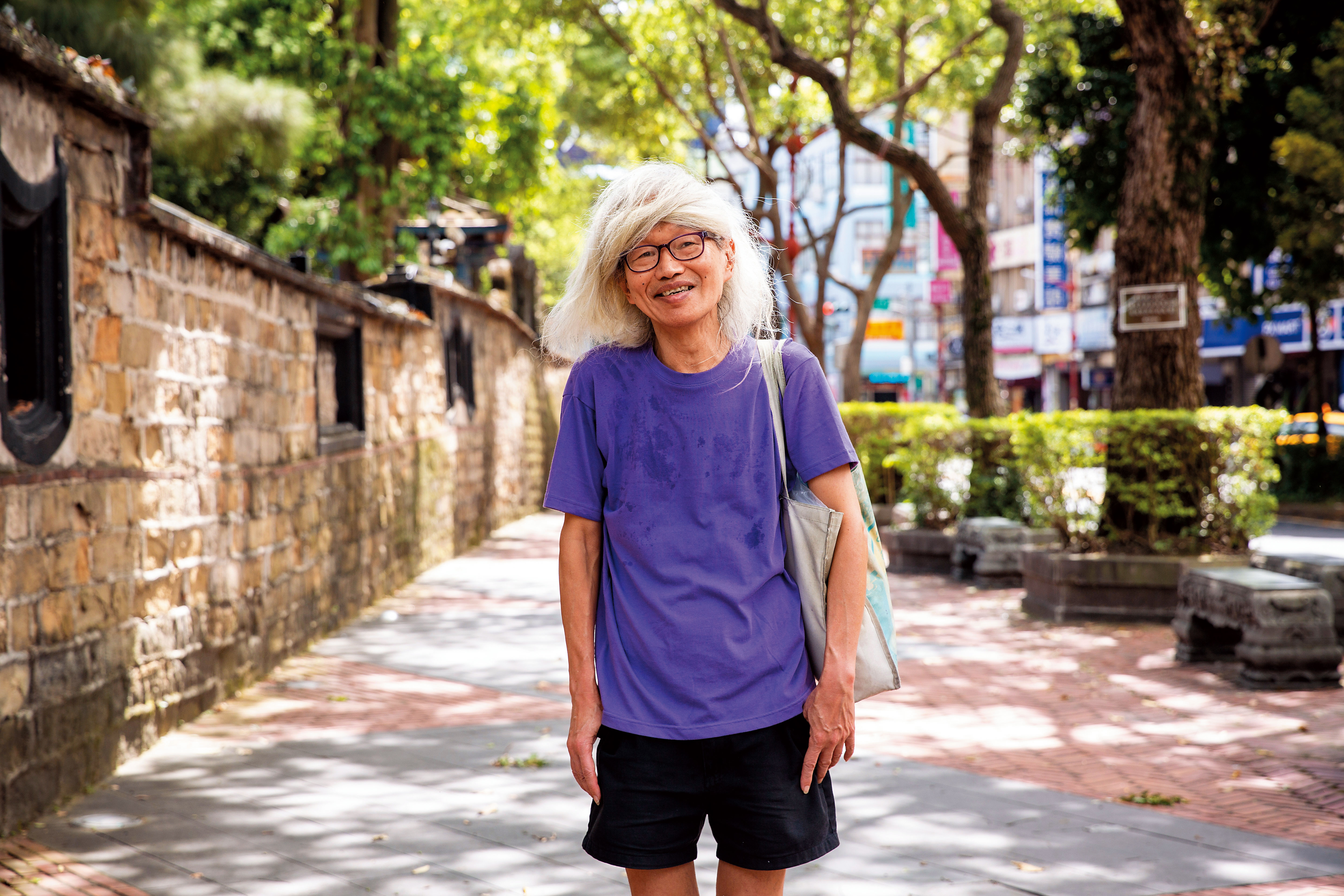 李幼鸚鵡鵪鶉小白文鳥投注一生於觀影和寫影評,生活簡樸,從未辦過手機。