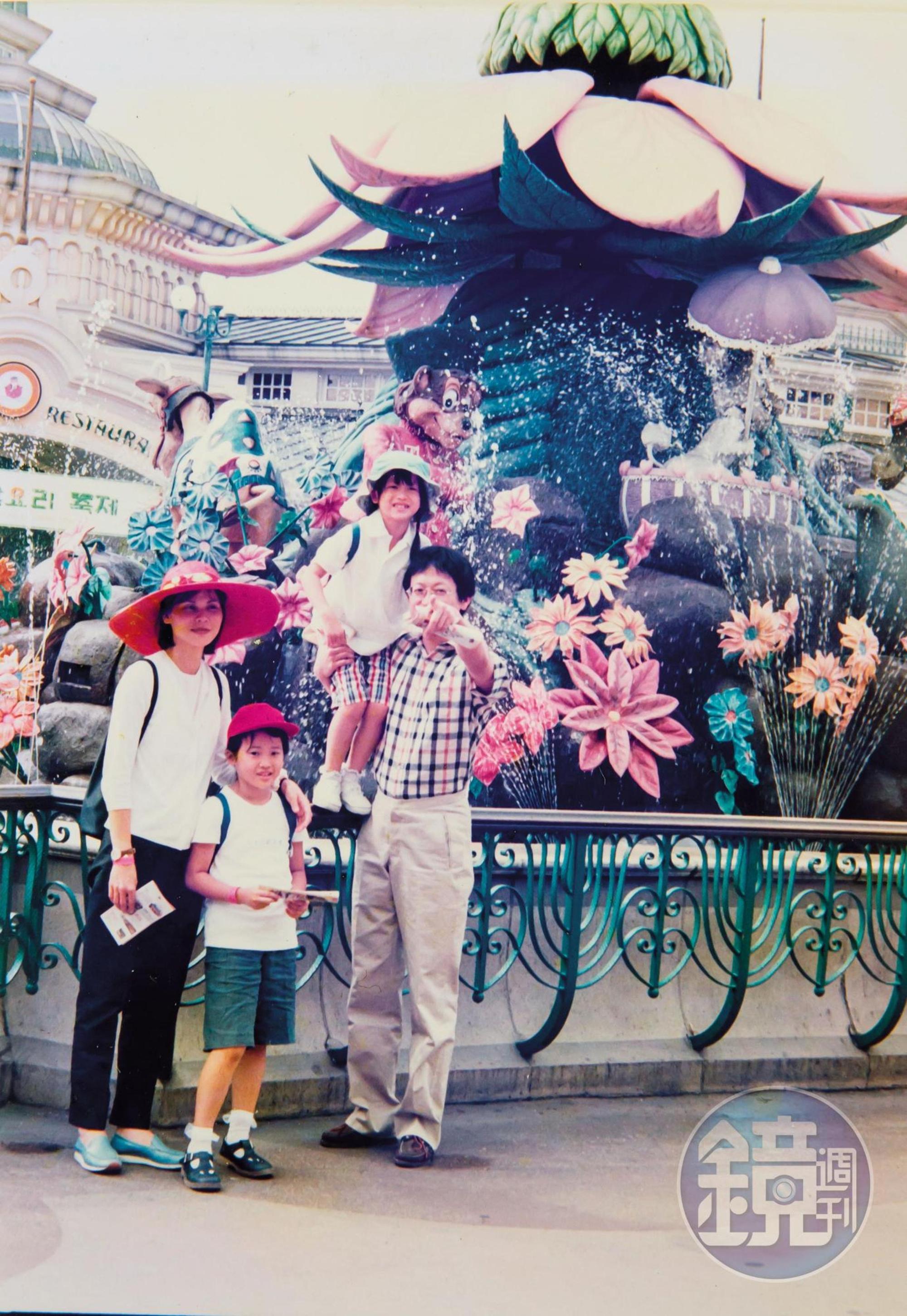 劉定宇（右）與游素冠（左）育有2個女兒，孩子高中就到國外求學，1家4口大多是分隔多地。