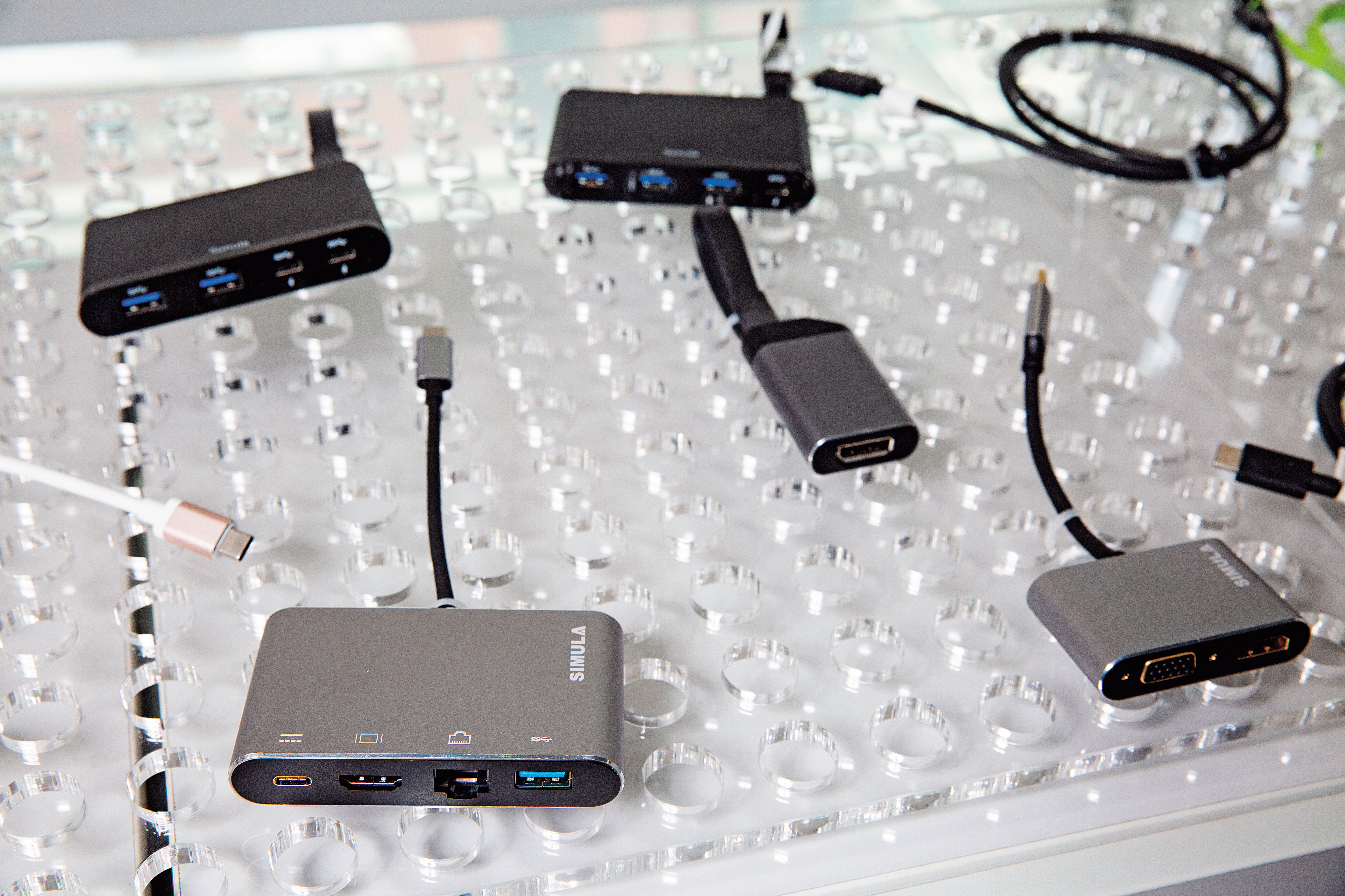 因應時代變化與消費者需求，矽瑪除了連接器，也開發出Dongle&Hub轉接介面產品。