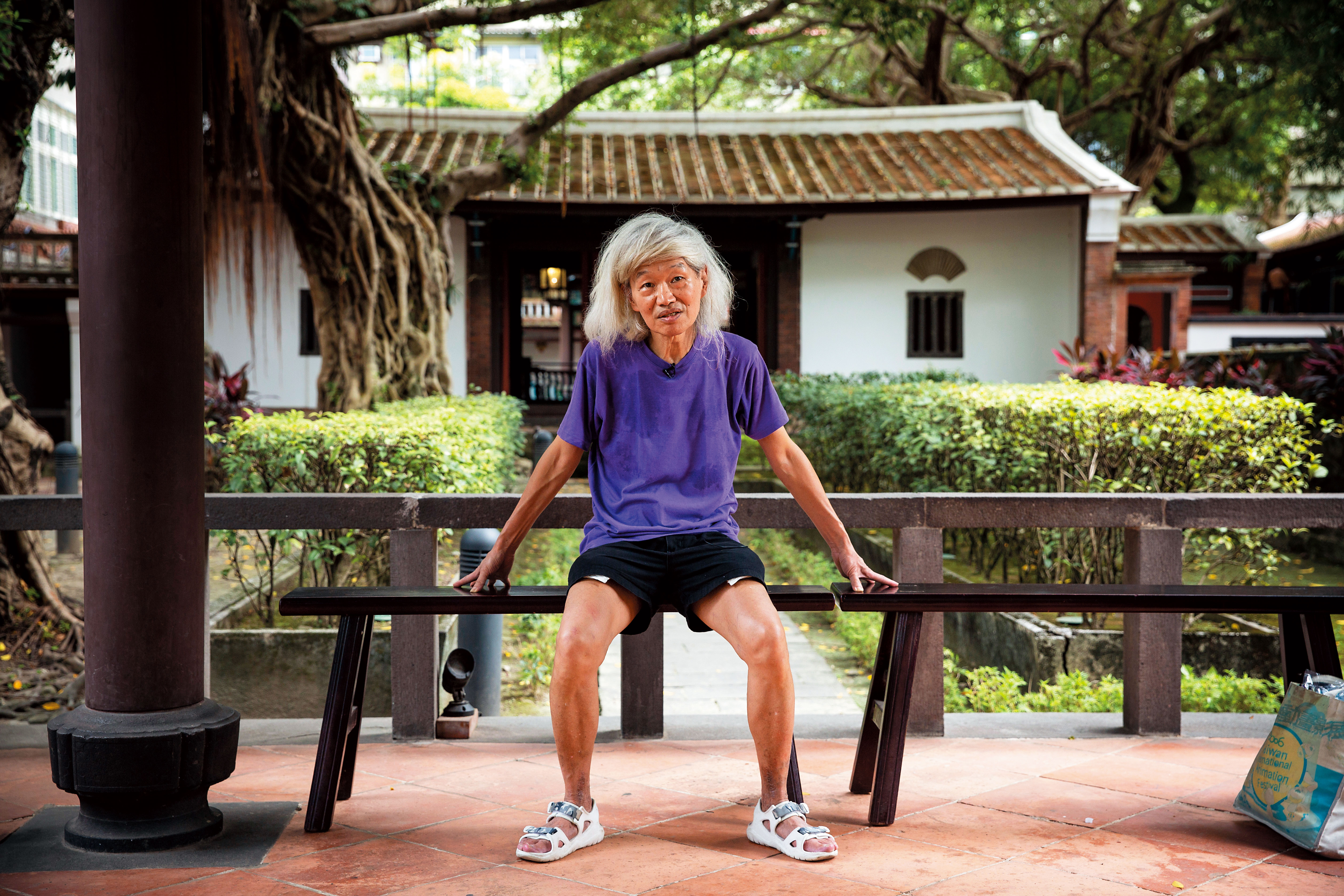 李幼鸚鵡鵪鶉小白文鳥雖然不用手機，但認為手機對市井小民乃是方便的消遣自娛工具，甚有益處。