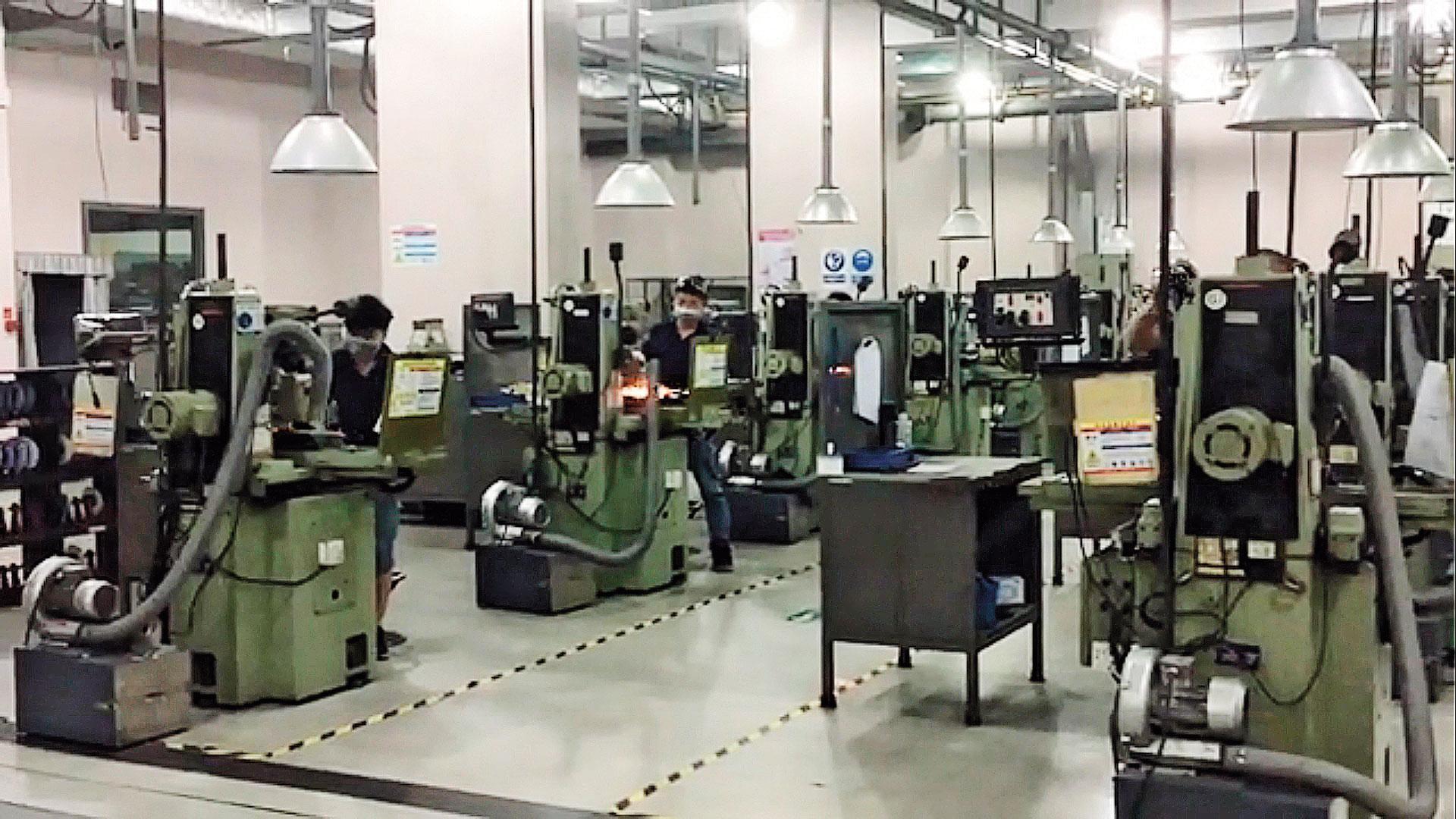 游素冠積極開拓上下游，以貿易起家，之後加入模具製造，成立精密加工中心負責沖壓、射出等模具加工作業。（游素冠提供）