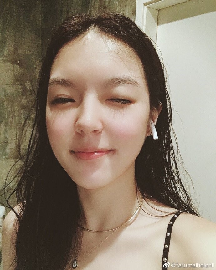 17歲的法圖麥李近日曬出新照,女大十八變已出落的亭亭玉立。(翻攝自哈圖麥微博)