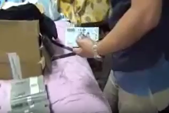 警方搜出王嫌等人的不法所得。(翻攝畫面)