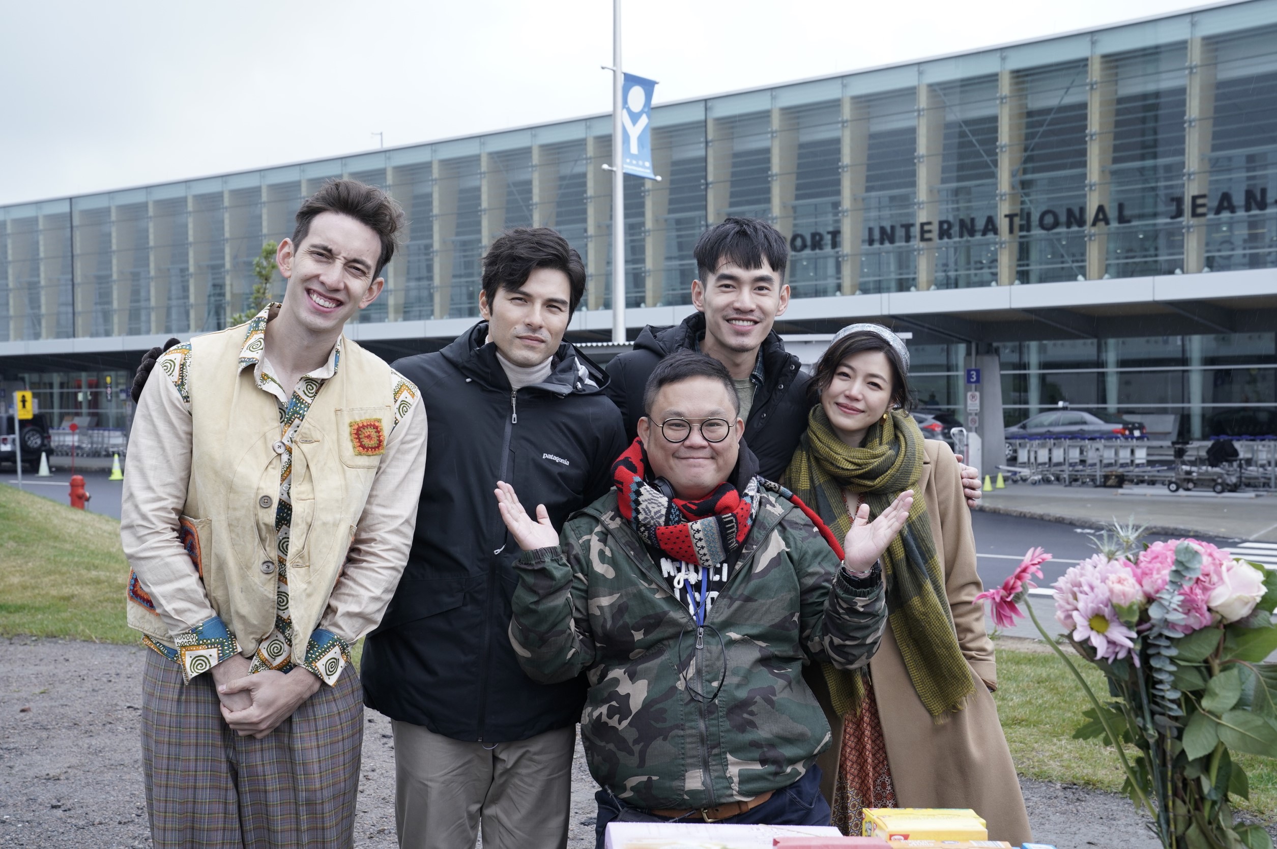 隋凱（後排左起）、鳳小岳、陳妍希、張書豪、導演林孝謙（前排），一起在加拿大魁北克開拍《跟你老婆去旅行》。（好好看文創提供）