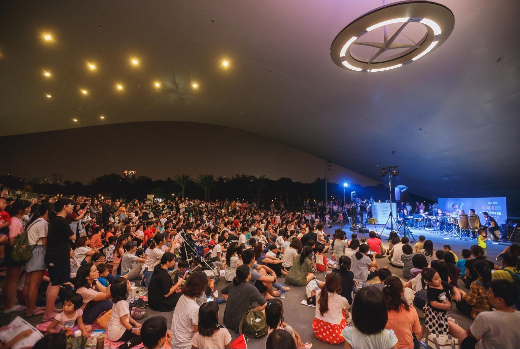 《可可夜總會》交響音樂會昨(2日)在衛武營首演,演出前夕先舉行一場特別表演,與觀眾同歡。(牛耳藝術提供)