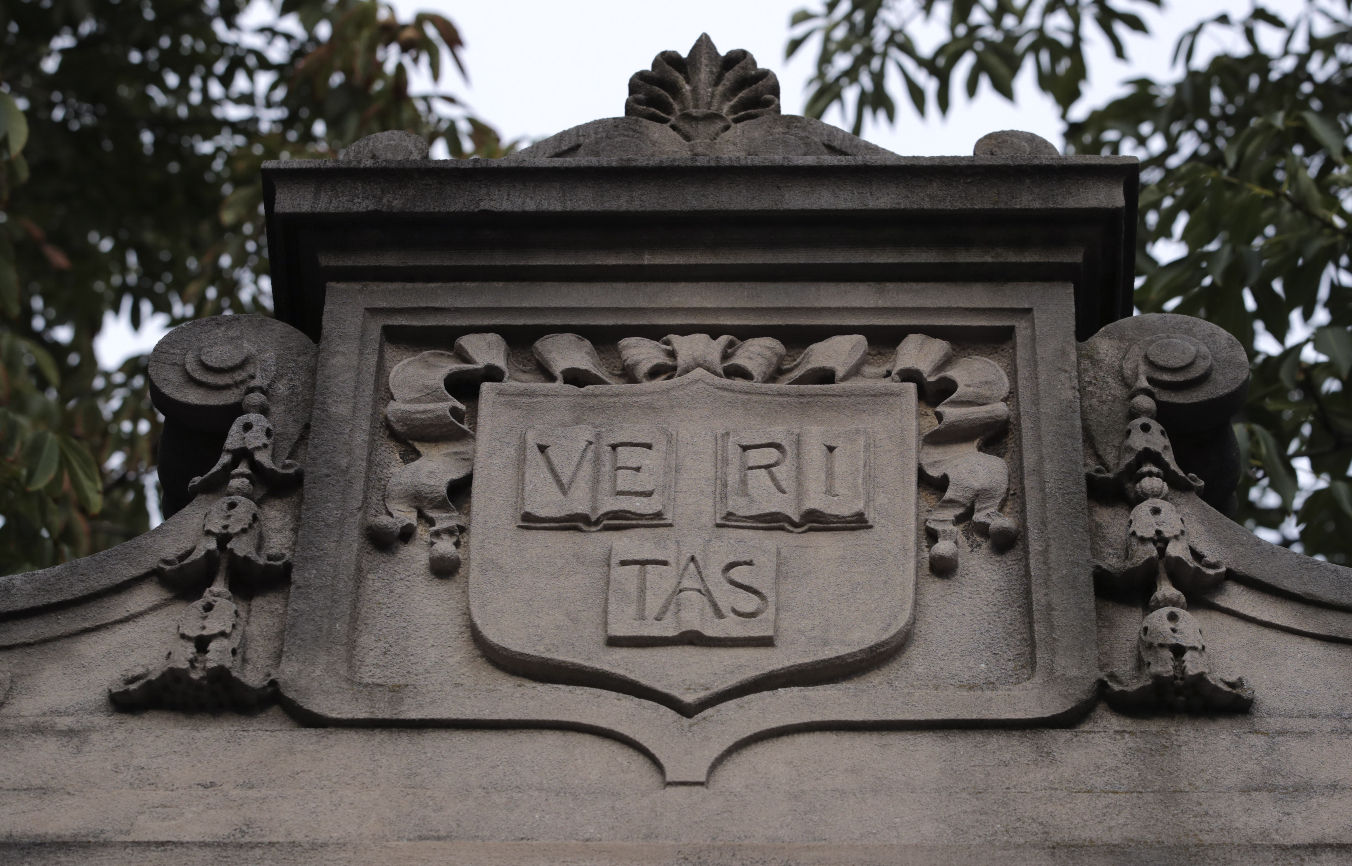 美國哈佛大學校門口的拉丁文座右銘「真理」。（東方IC）